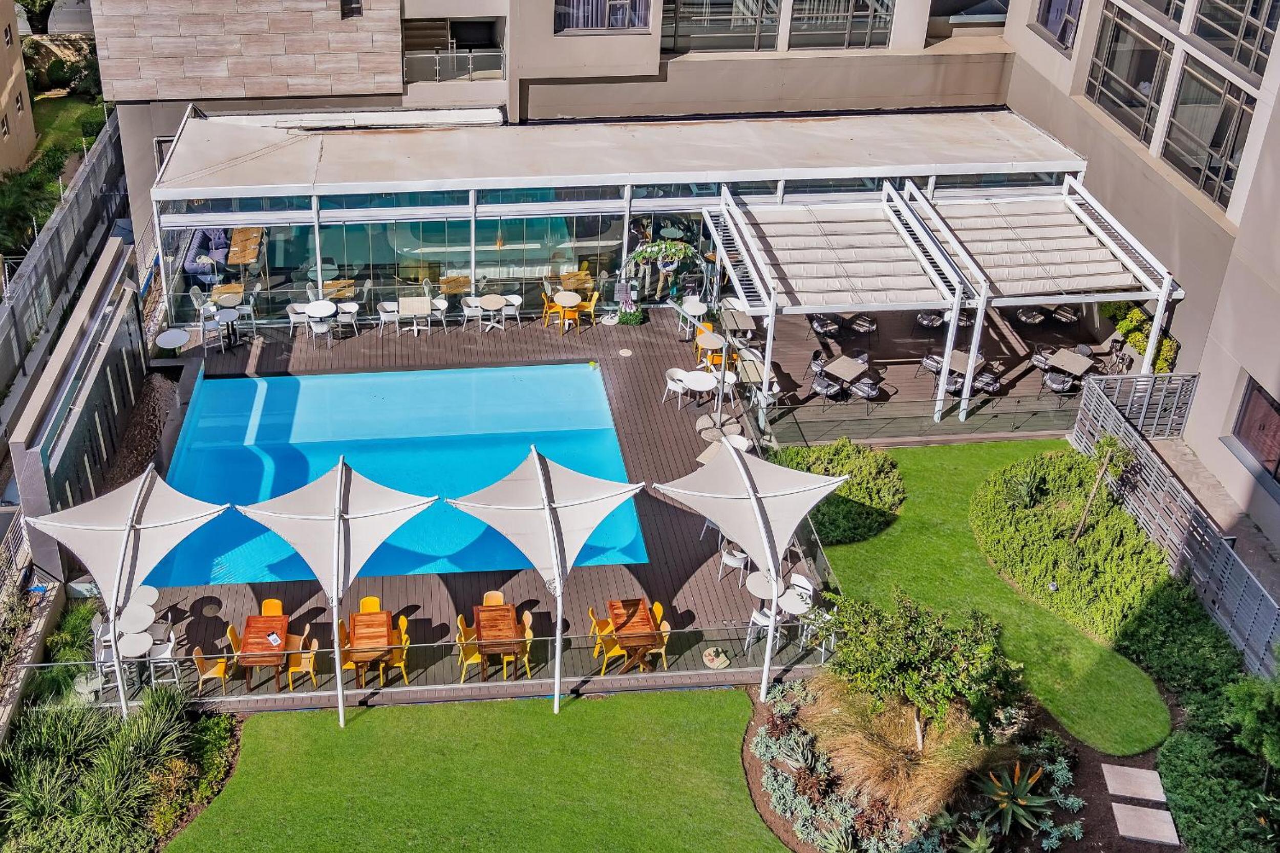 La Vista Dream Apartments Luxury & Modern with City View and Inverter back up!