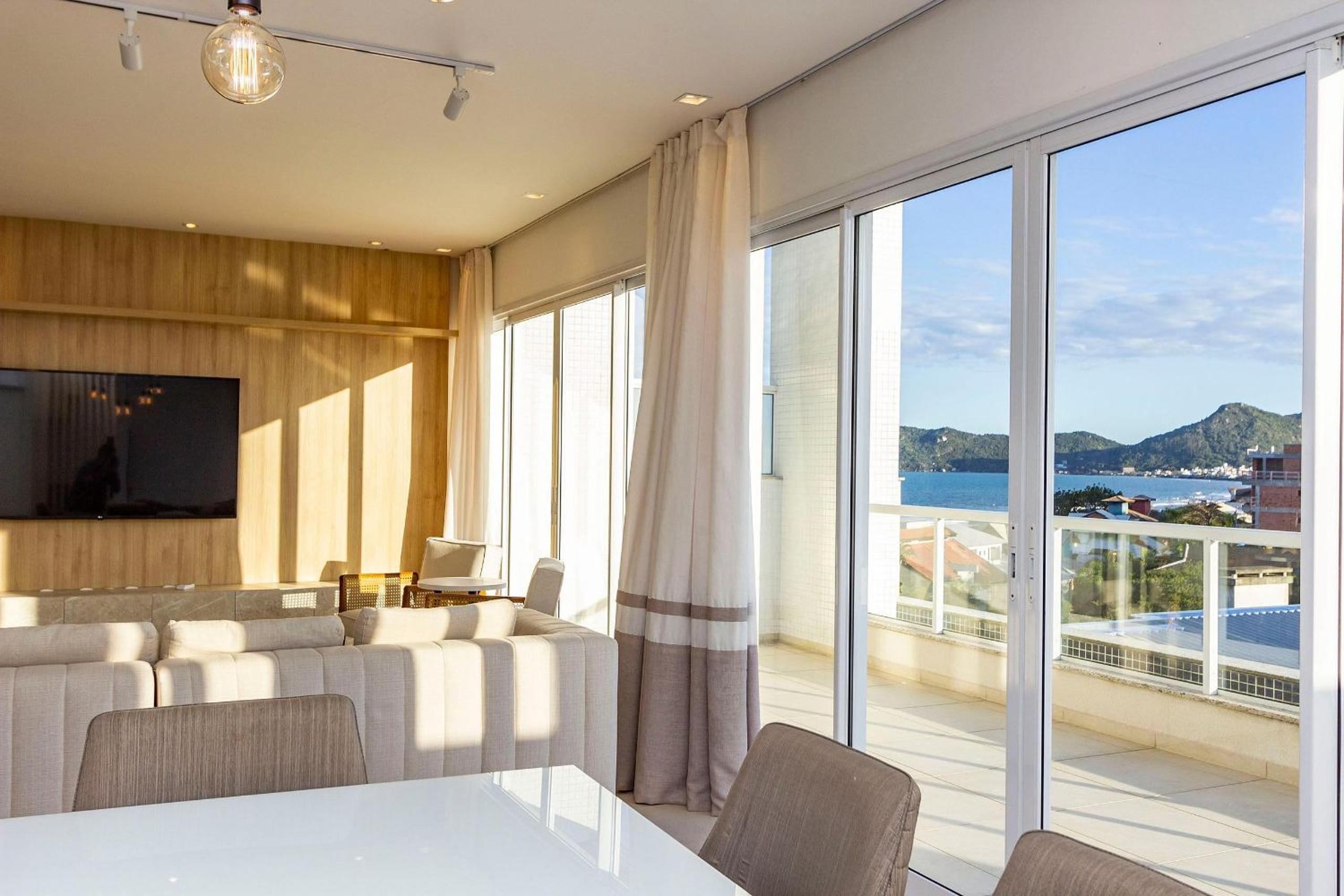 Mar de Fora 205 – Lindíssima Cobertura Duplex - Piscina no Condomínio - 100 Metros da Praia de Mariscal.