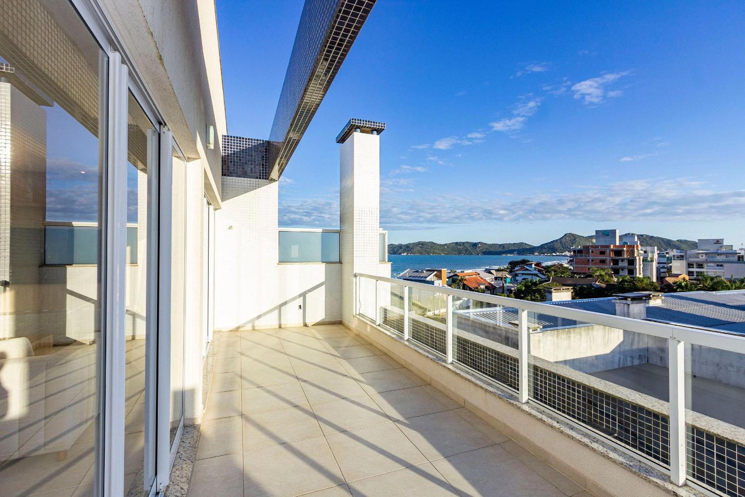 Mar de Fora 205 – Lindíssima Cobertura Duplex - Piscina no Condomínio - 100 Metros da Praia de Mariscal.