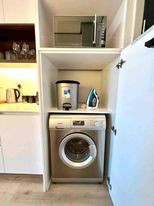 Skyline views Stylish Studio with Pool, parking & luggage drop off view 2