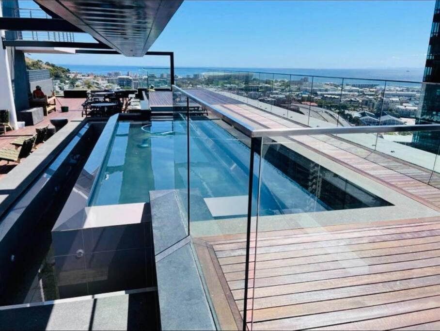 Skyline views Stylish Studio with Pool, parking & luggage drop off view 3
