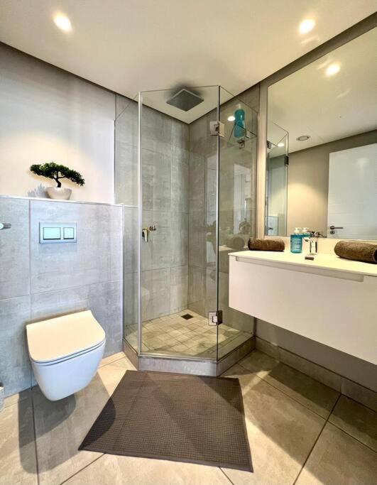 Skyline views Stylish Studio with Pool, parking & luggage drop off view 5