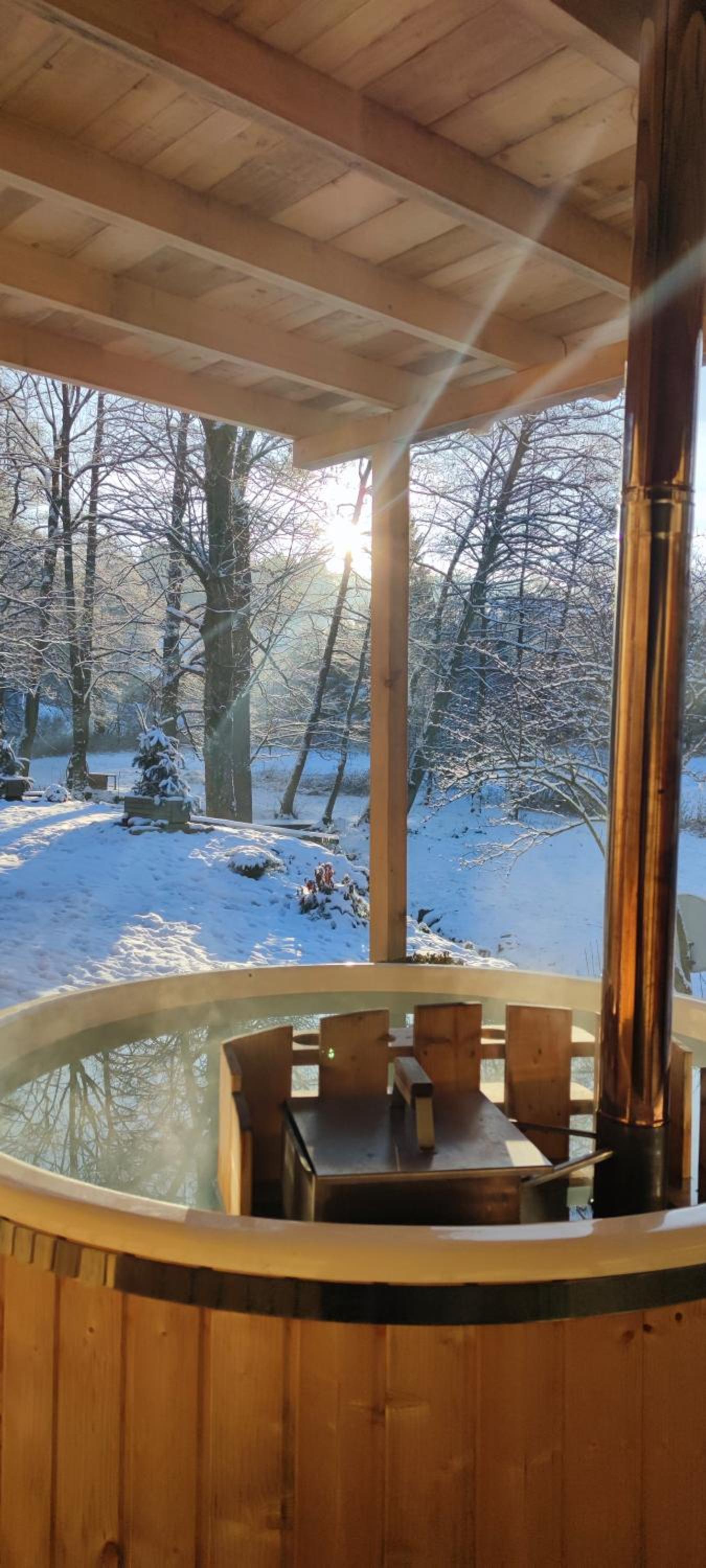 Chatky u potoka - chatička č1 - Orlické hory, wellness pobyty, sud, sauna, masáže view 2