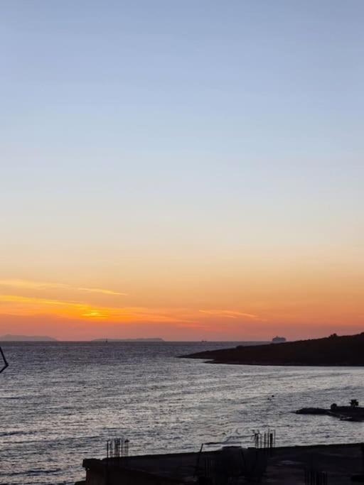 Lovely 2 Bedroom Apartment just 30m from the Sea