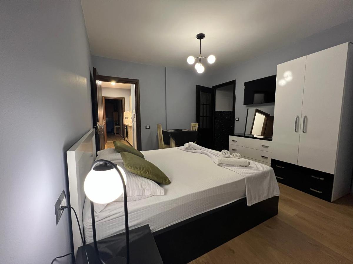 Your black & white Studio Suite photo 4