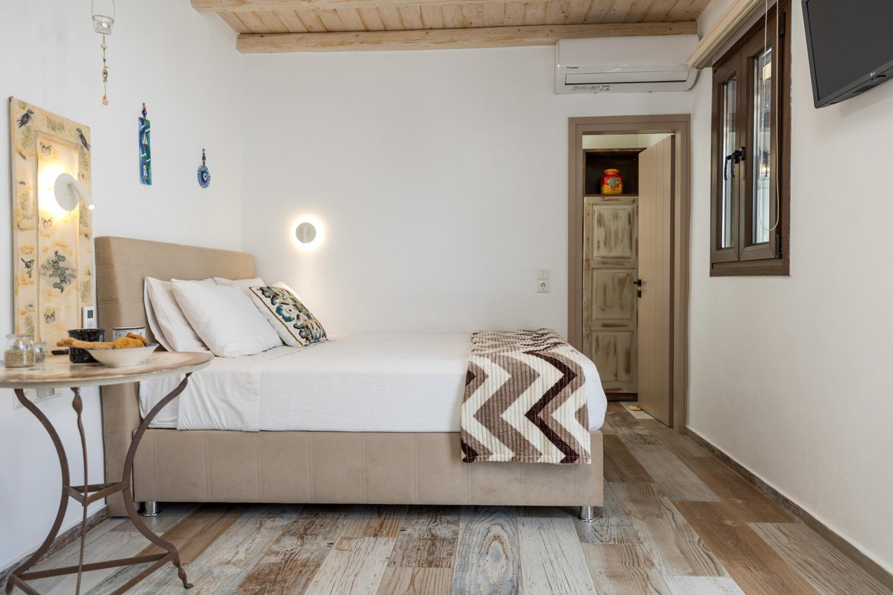 Elizabeth's small apartment photo 3