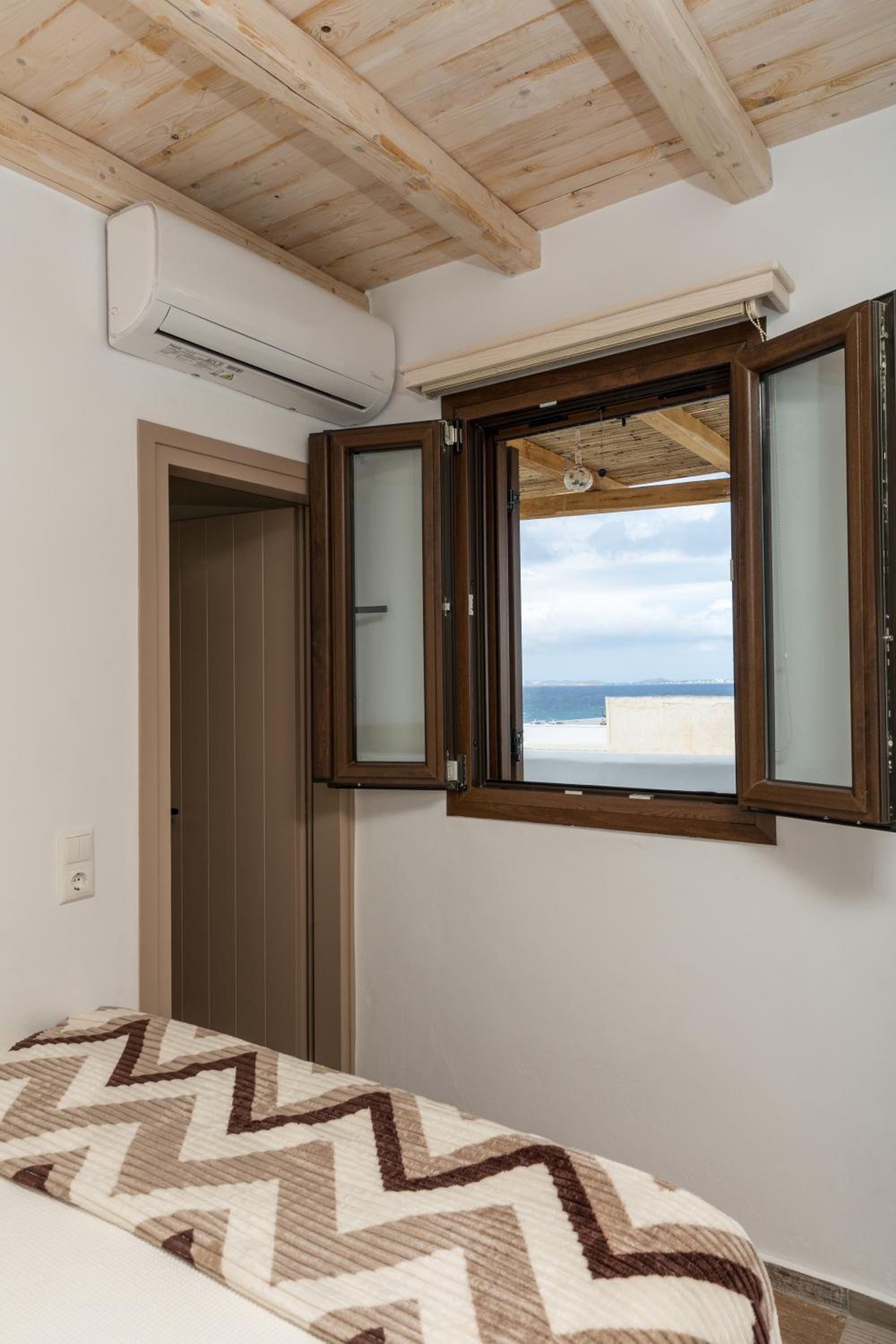 Elizabeth's small apartment photo 2