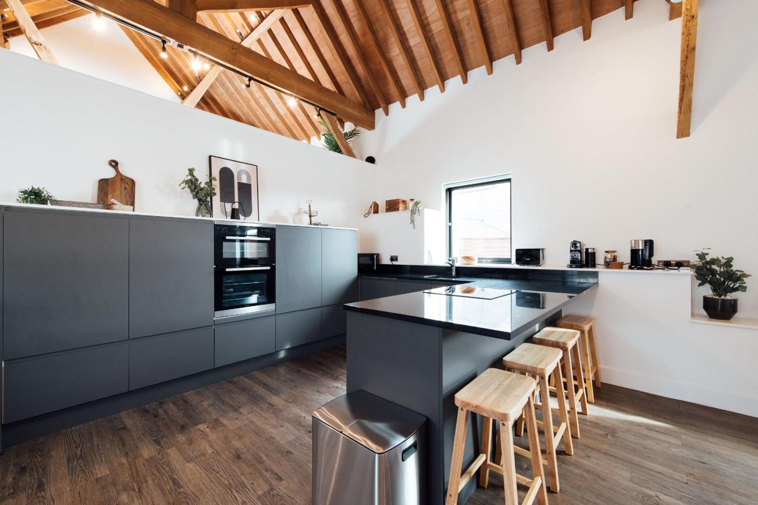 The Honeybee's Nest - Semi-rural Barn Conversion close to Leavesden Studios view 3