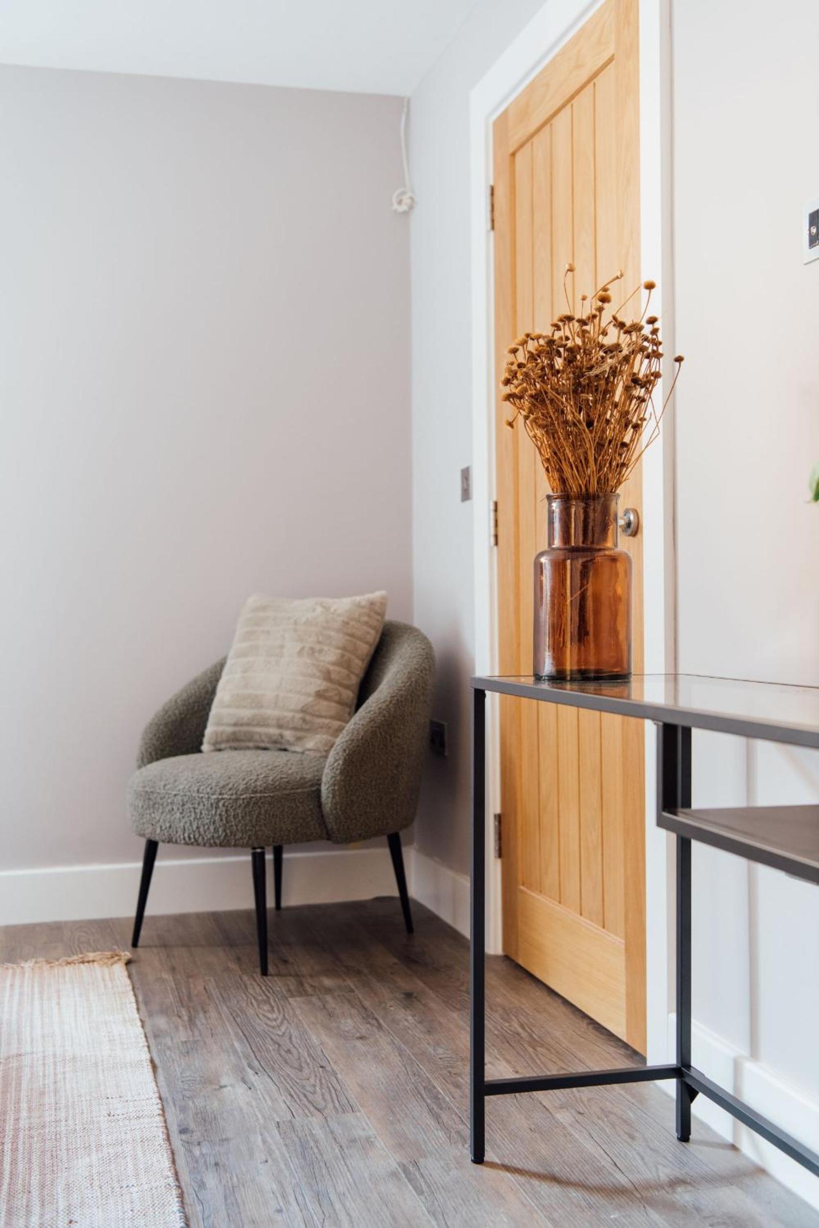The Honeybee's Nest - Semi-rural Barn Conversion close to Leavesden Studios view 2