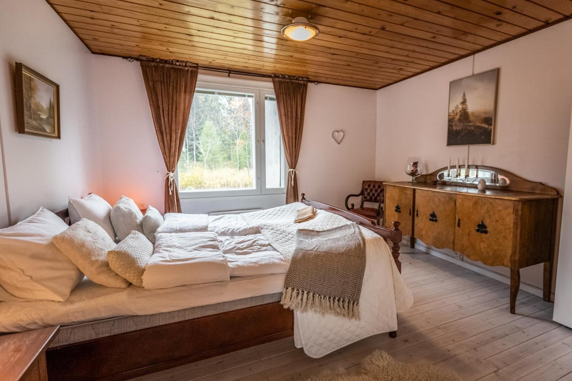 Lapland Sunrise Cottage with lakefront Sauna view 3