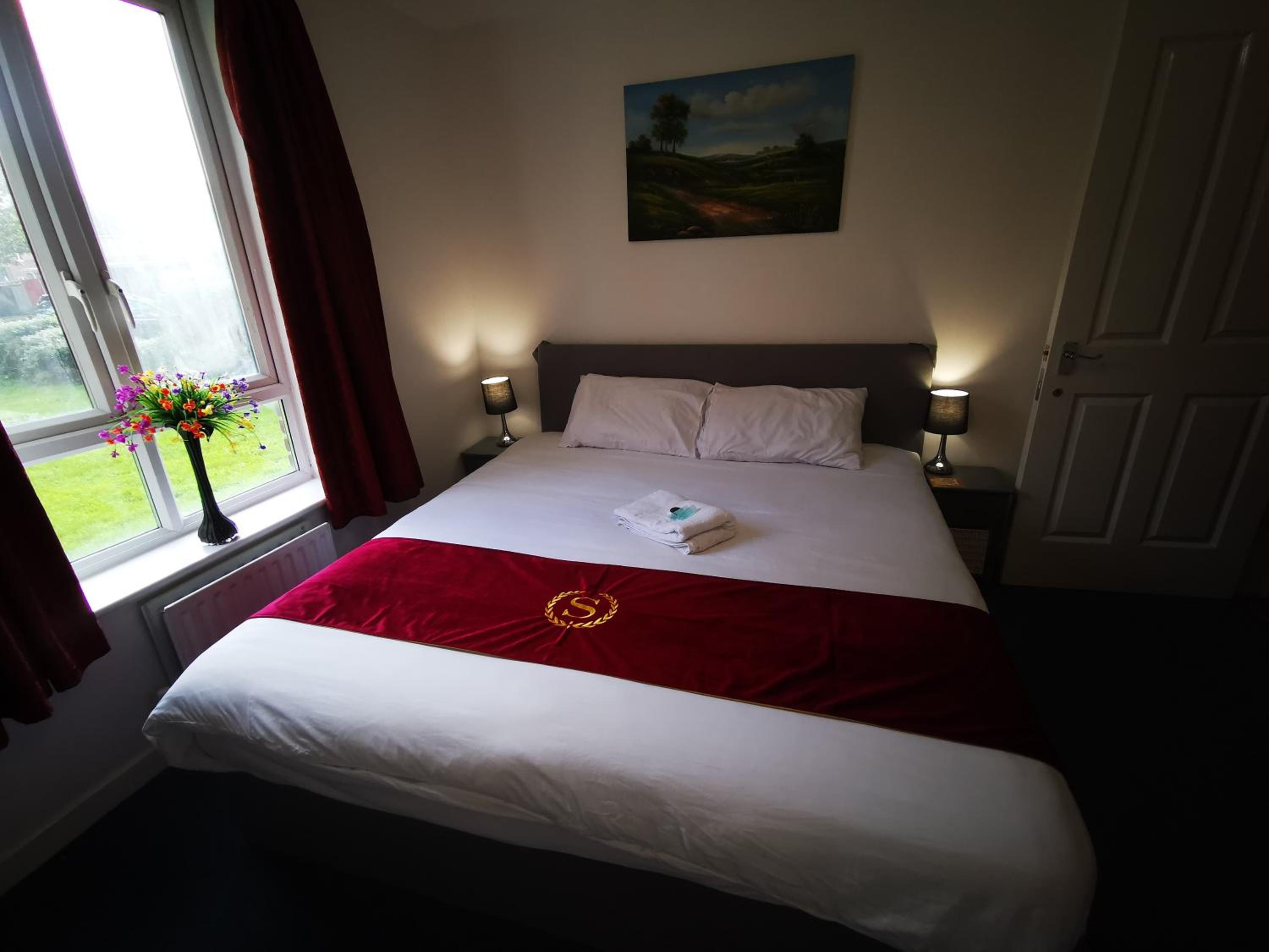 London 2 double bedrooms 2 Bathrooms Holiday Home - Parking SKYSPORTS, NETFLIX - 2 - 3 minutes walk to the Train station - 19min to London Liverpool Street