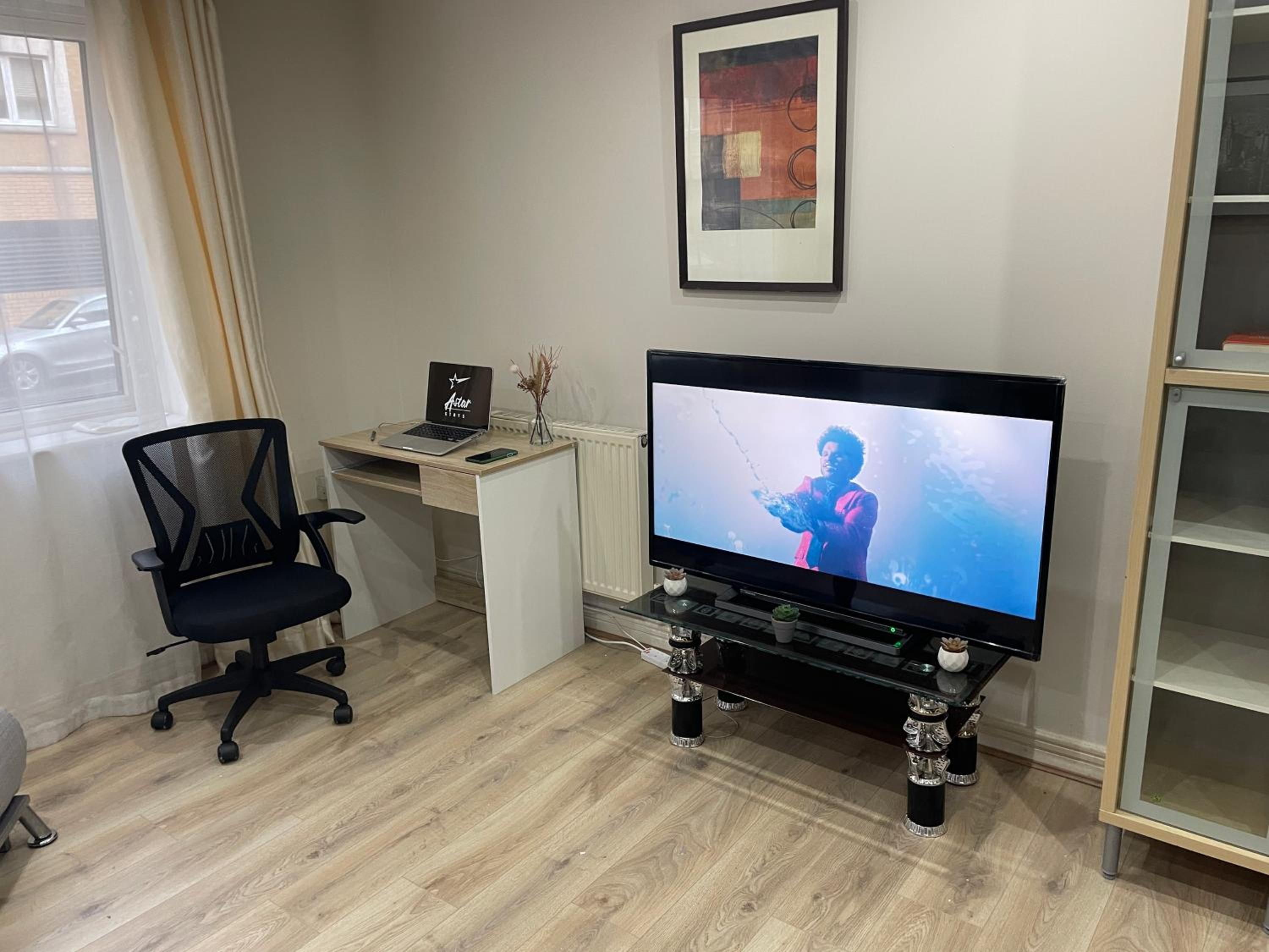 Canary Wharf O2 Arena Flat with Parking & Balcony