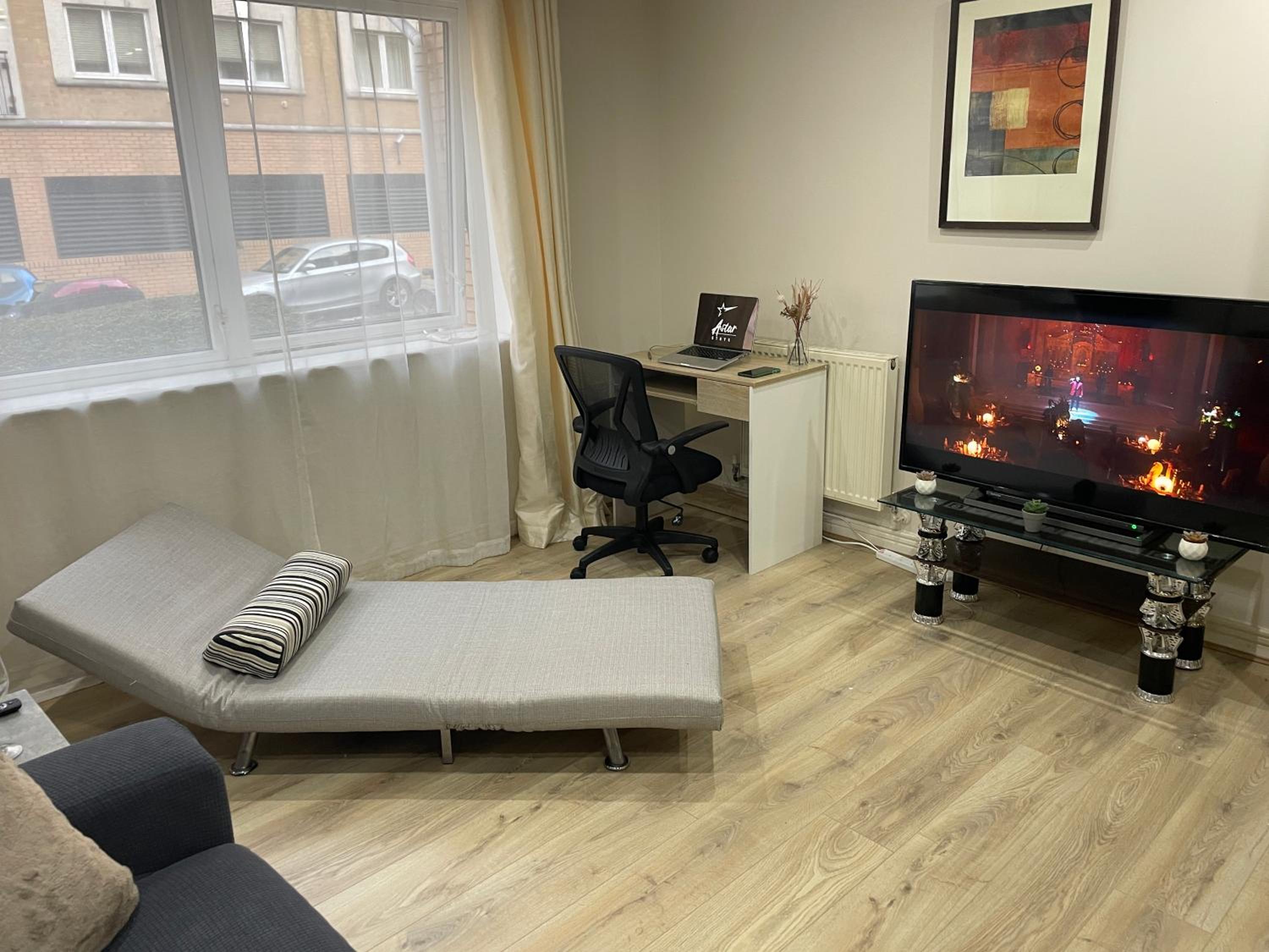 Canary Wharf O2 Arena Flat with Parking & Balcony