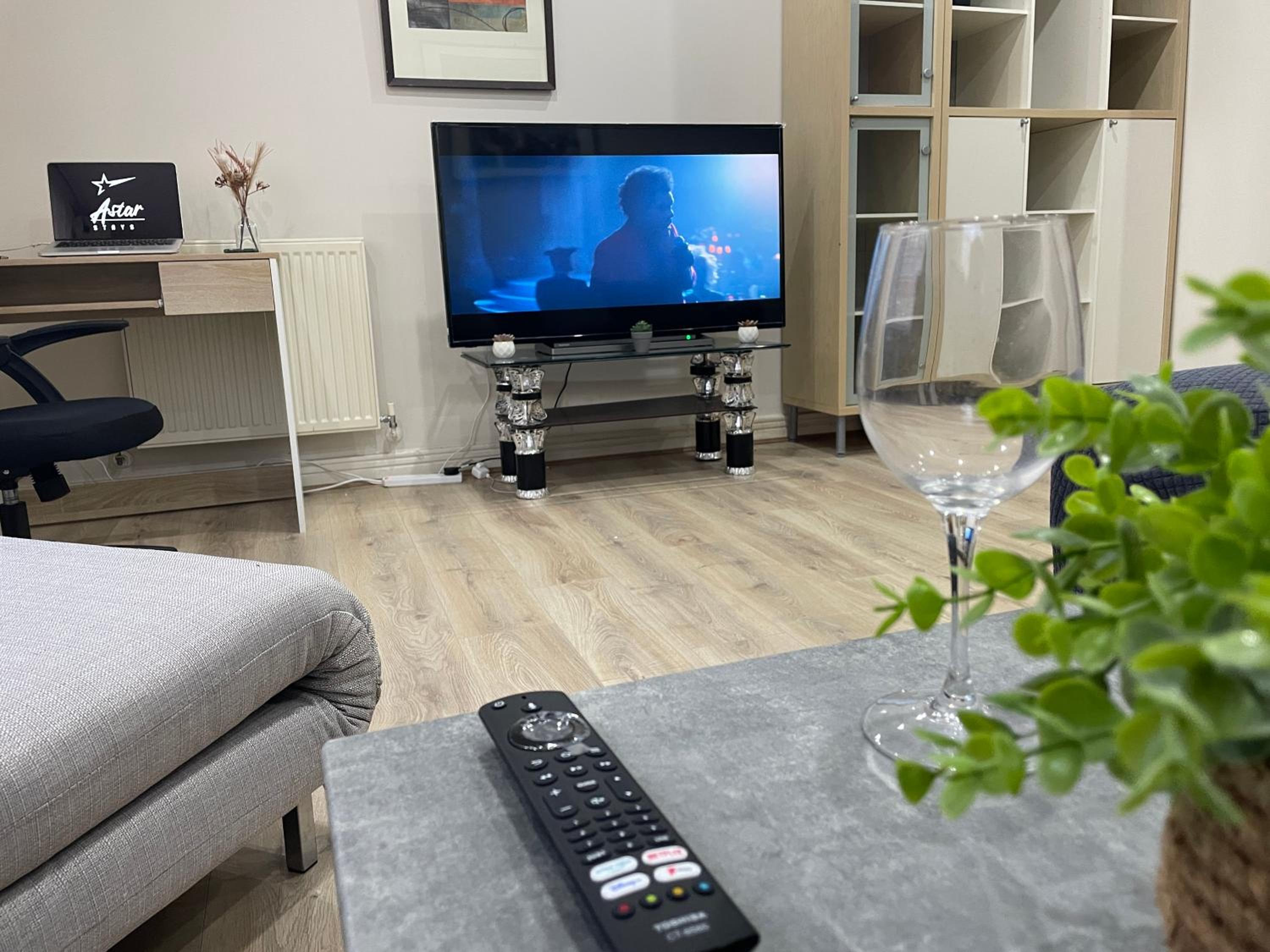 Canary Wharf O2 Arena Flat with Parking & Balcony