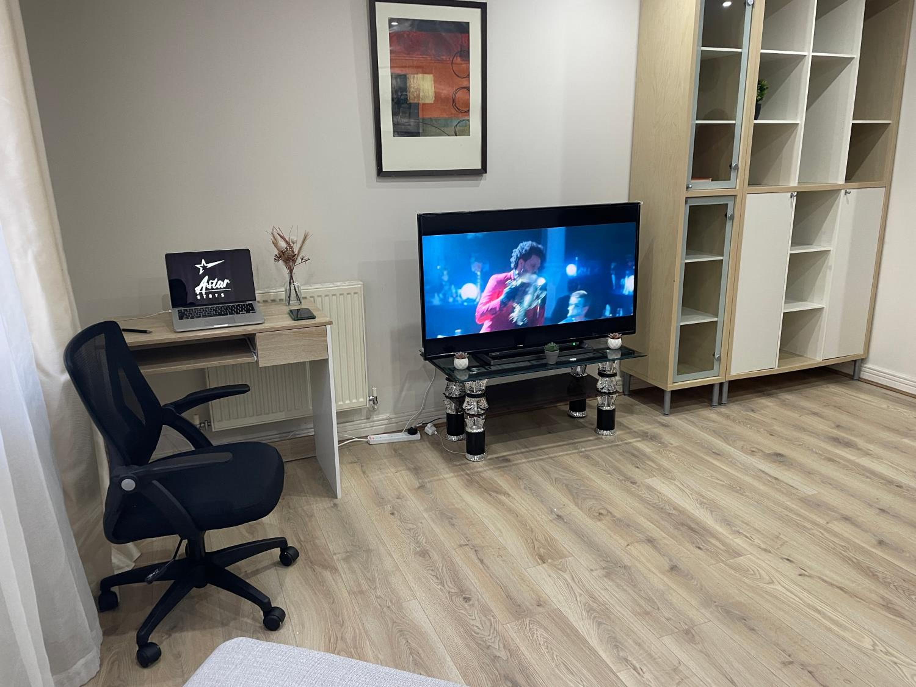 Canary Wharf O2 Arena Flat with Parking & Balcony