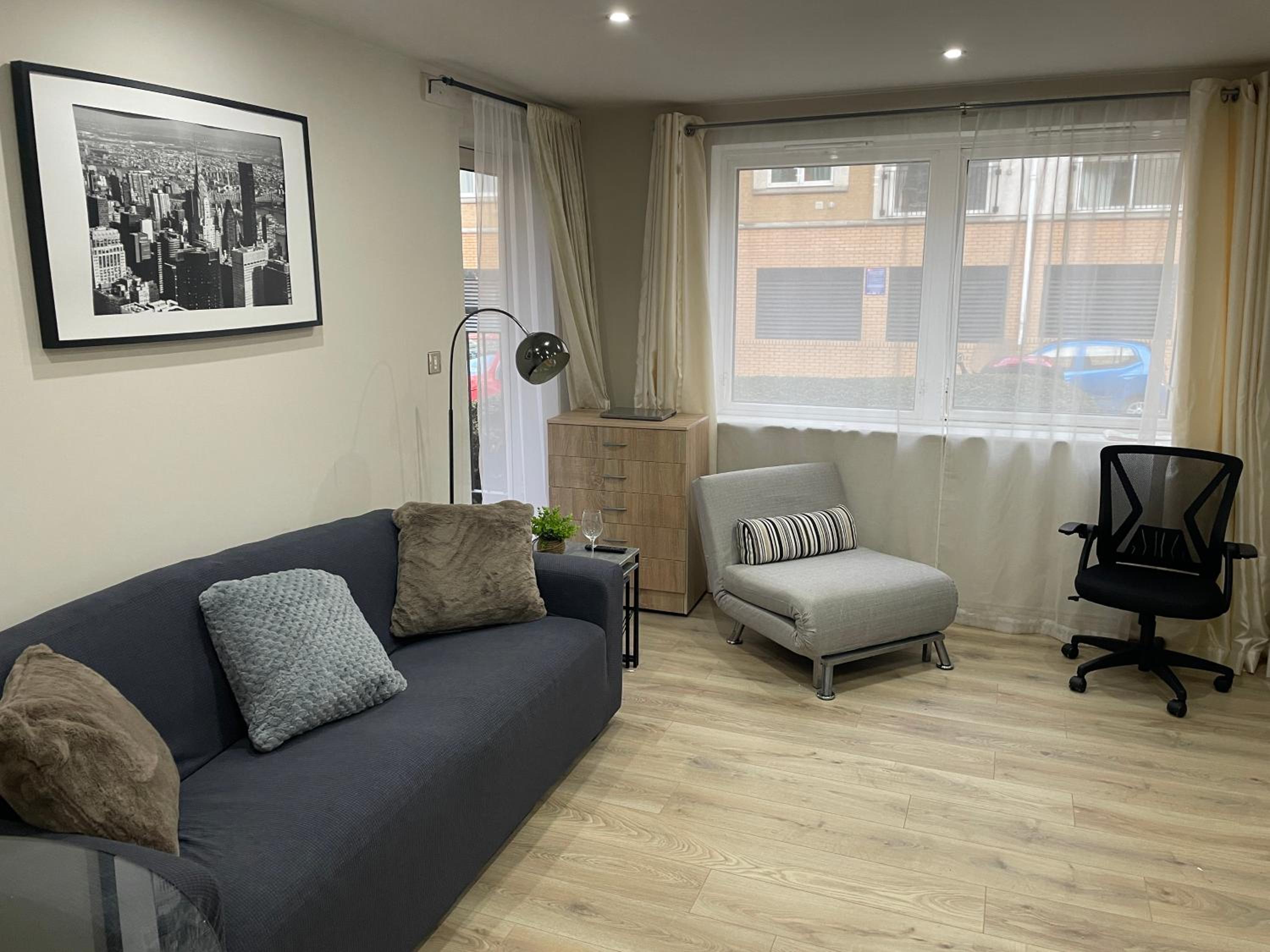 Canary Wharf O2 Arena Flat with Parking & Balcony