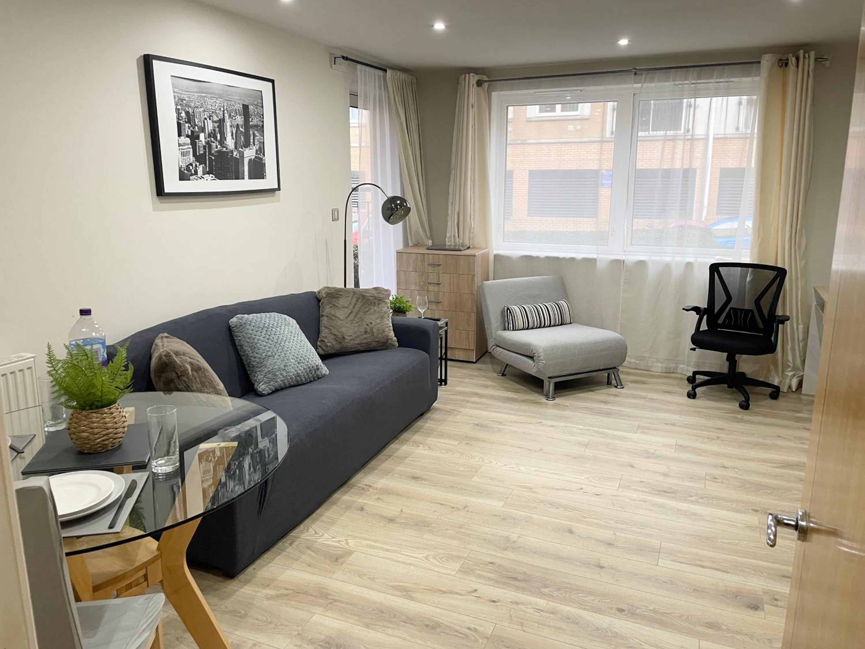 Canary Wharf O2 Arena Flat with Parking & Balcony