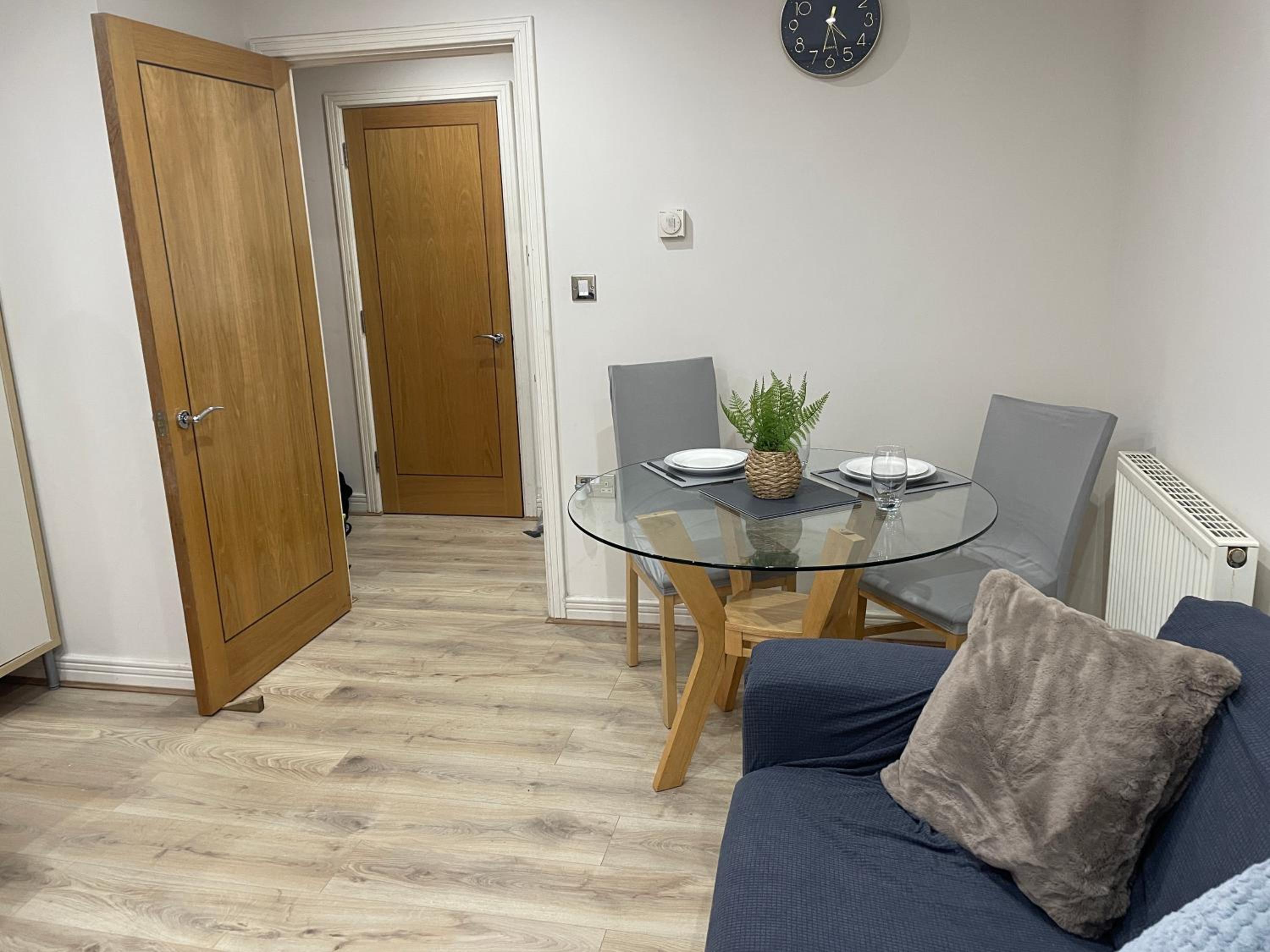 Canary Wharf O2 Arena Flat with Parking & Balcony
