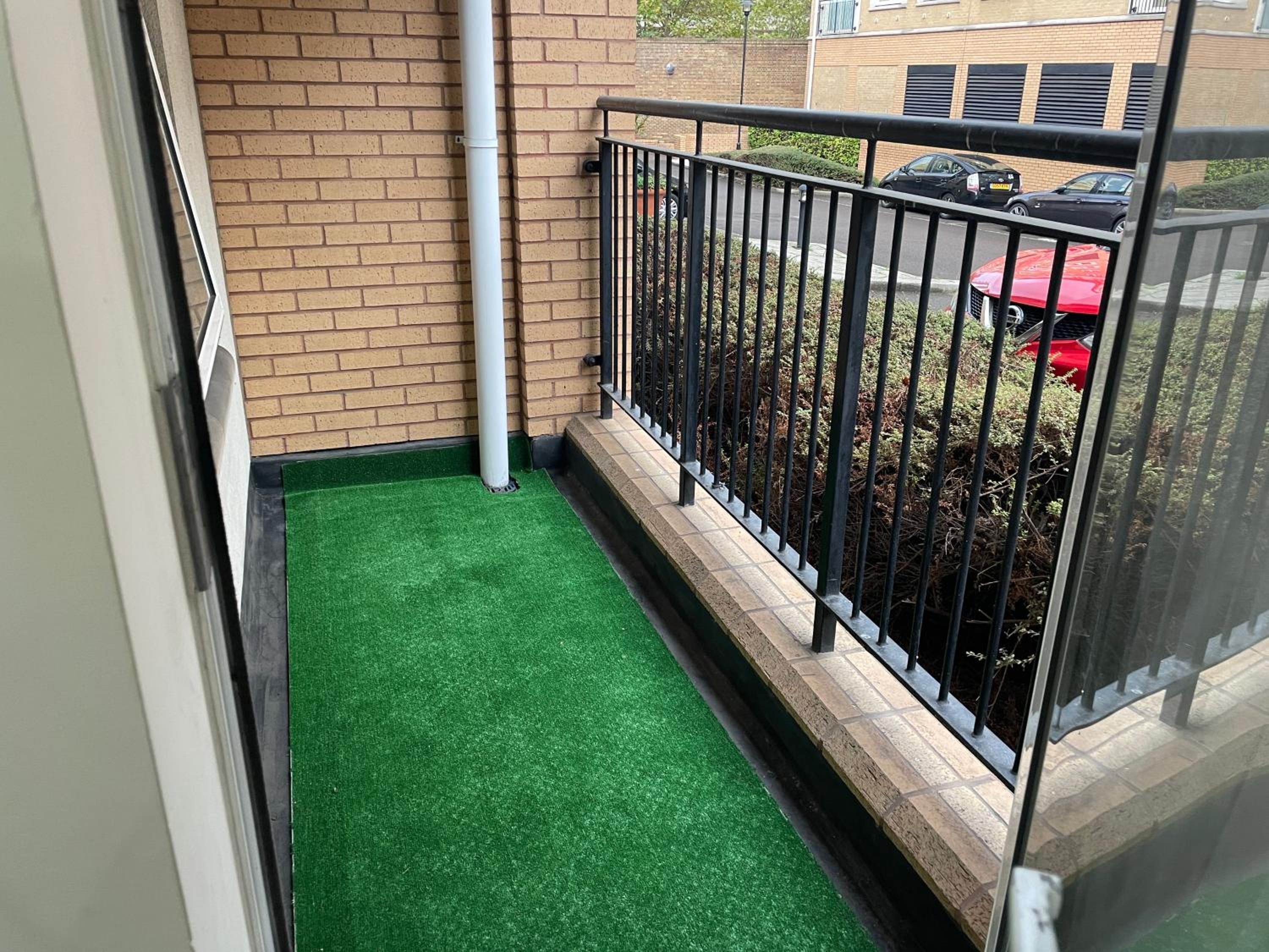 Canary Wharf O2 Arena Flat with Parking & Balcony