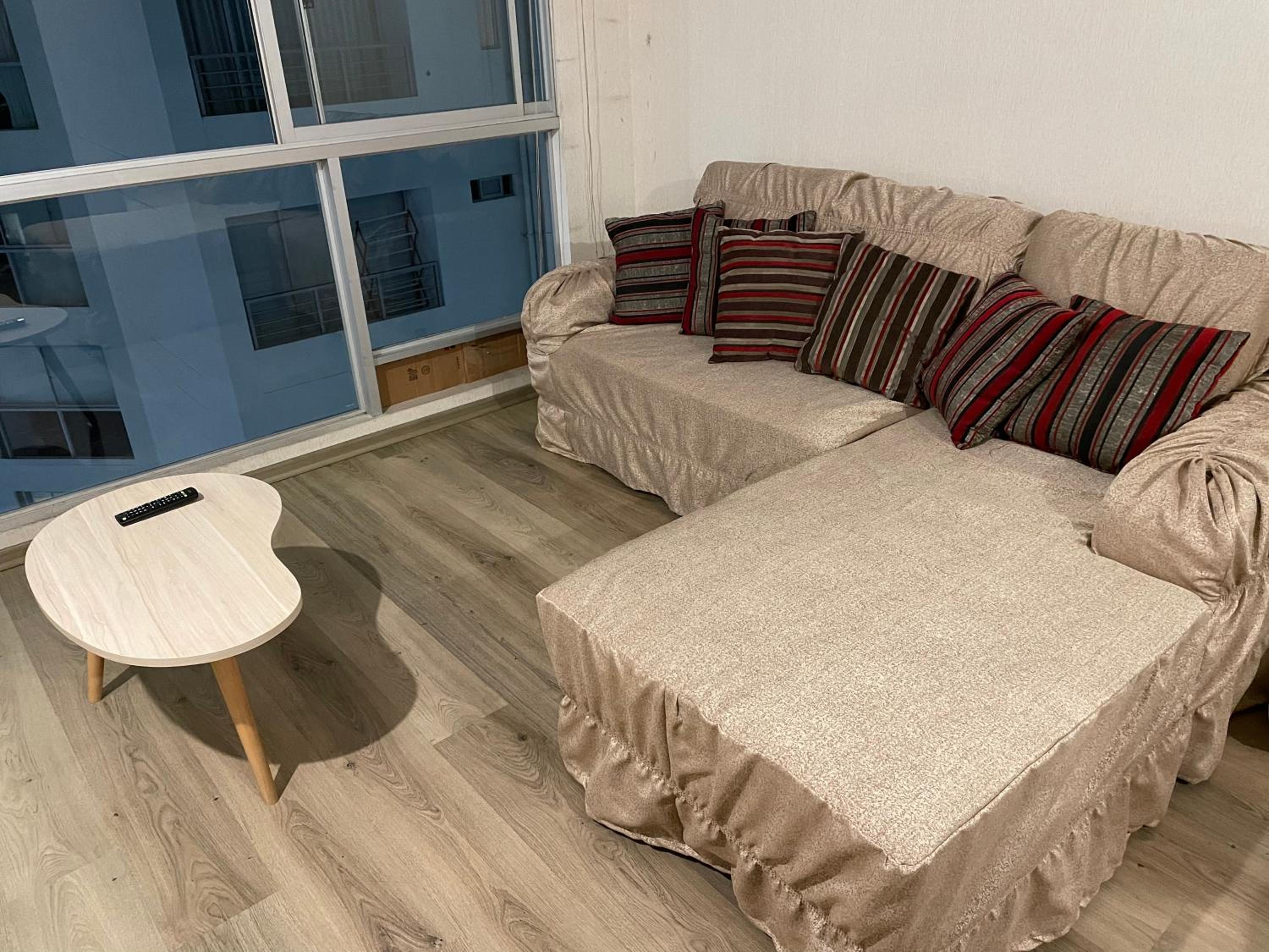 Acogedora habitación privada frente al metro y cerca a la playa