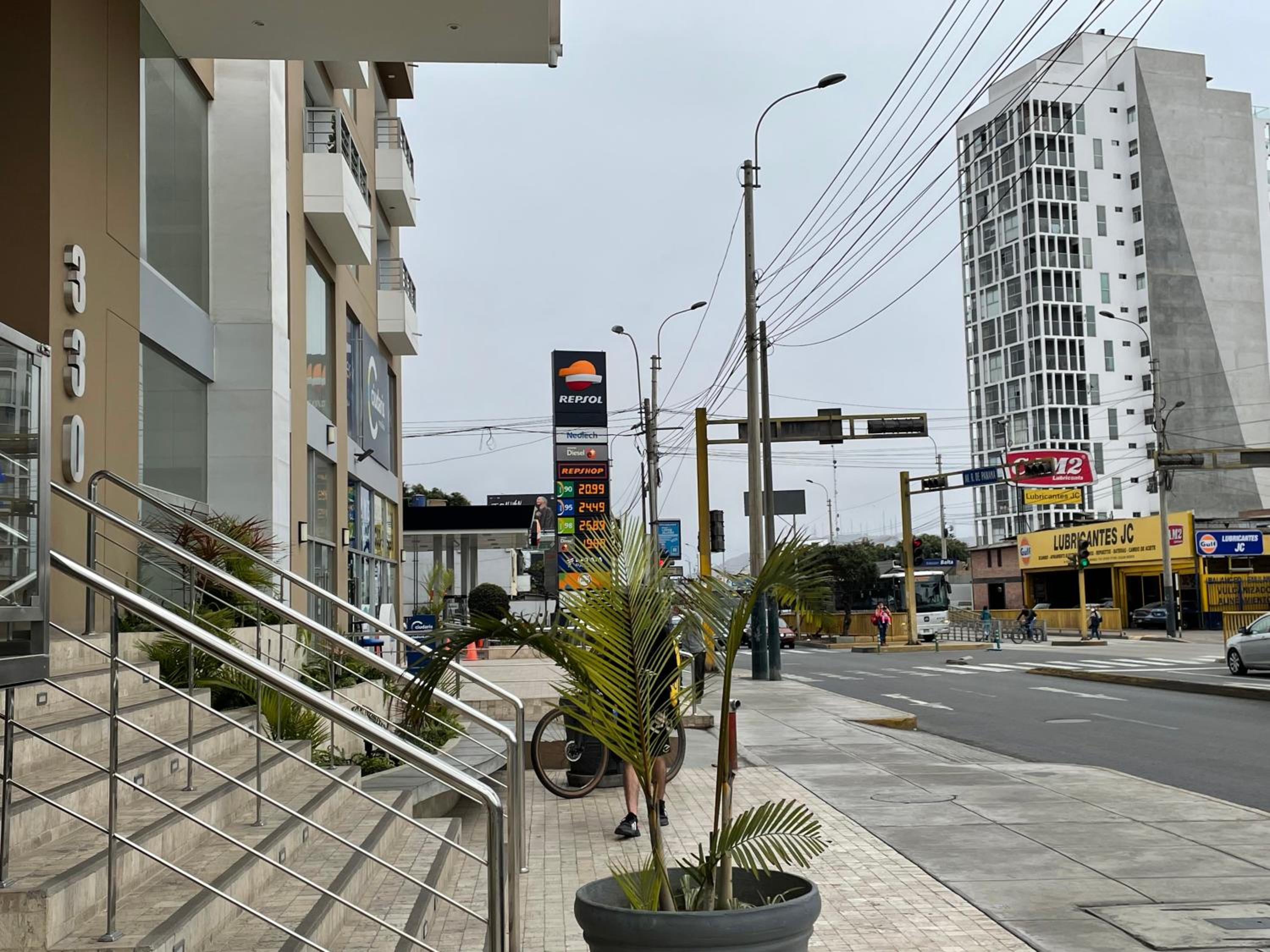 Acogedora habitación privada frente al metro y cerca a la playa