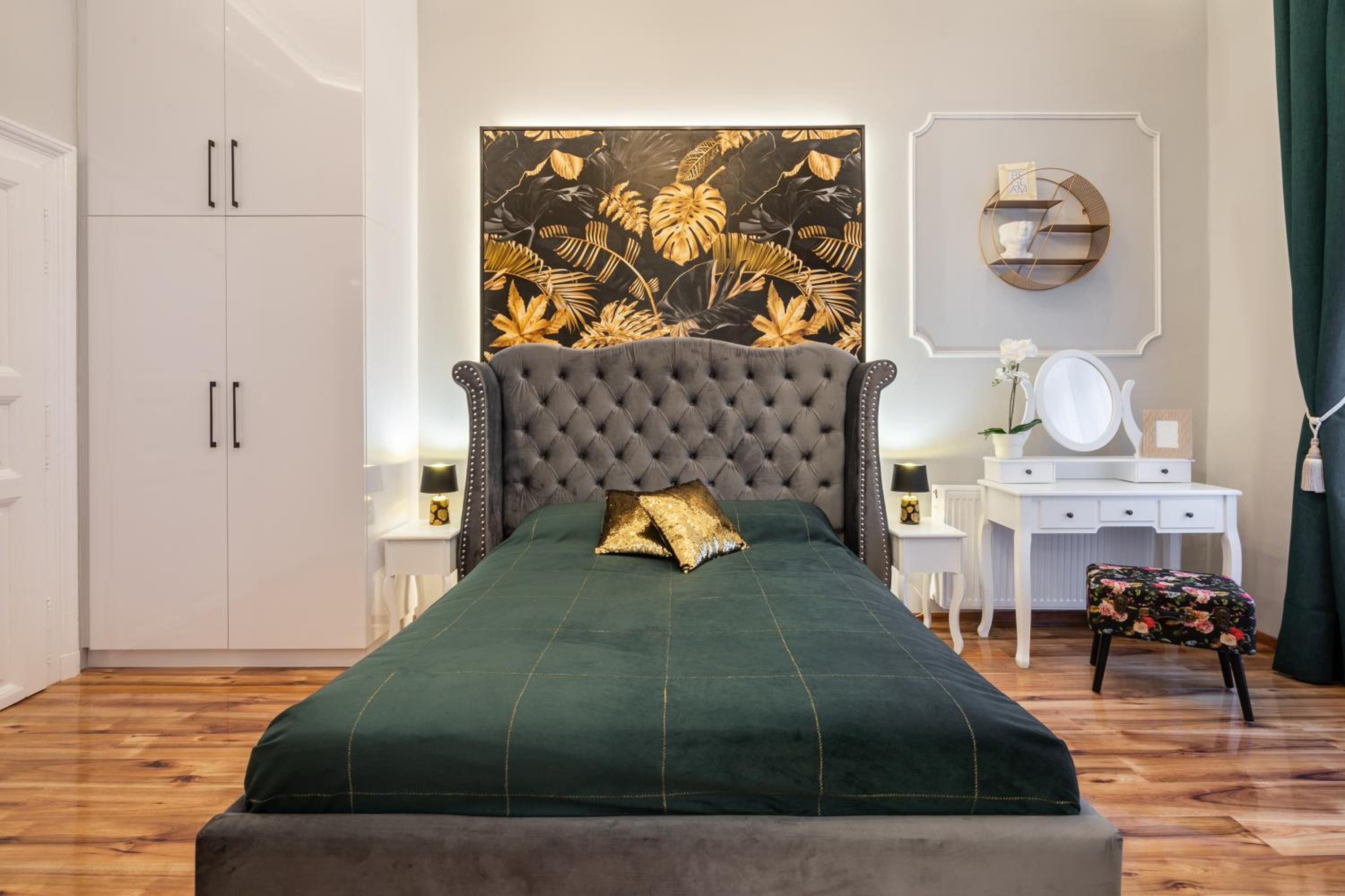 Premium Art Deco Apartment at Broadway // 4BDR & 3BR view 2