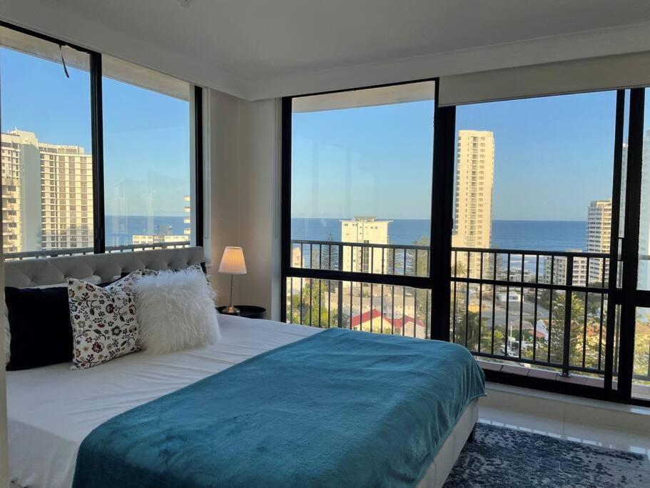 ABSOLUTE Riverfront 2br apt, Views from every room
