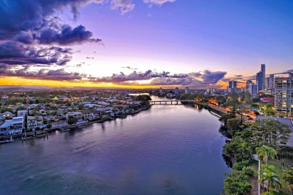 ABSOLUTE Riverfront 2br apt, Views from every room