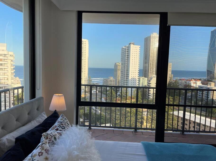 ABSOLUTE Riverfront 2br apt, Views from every room
