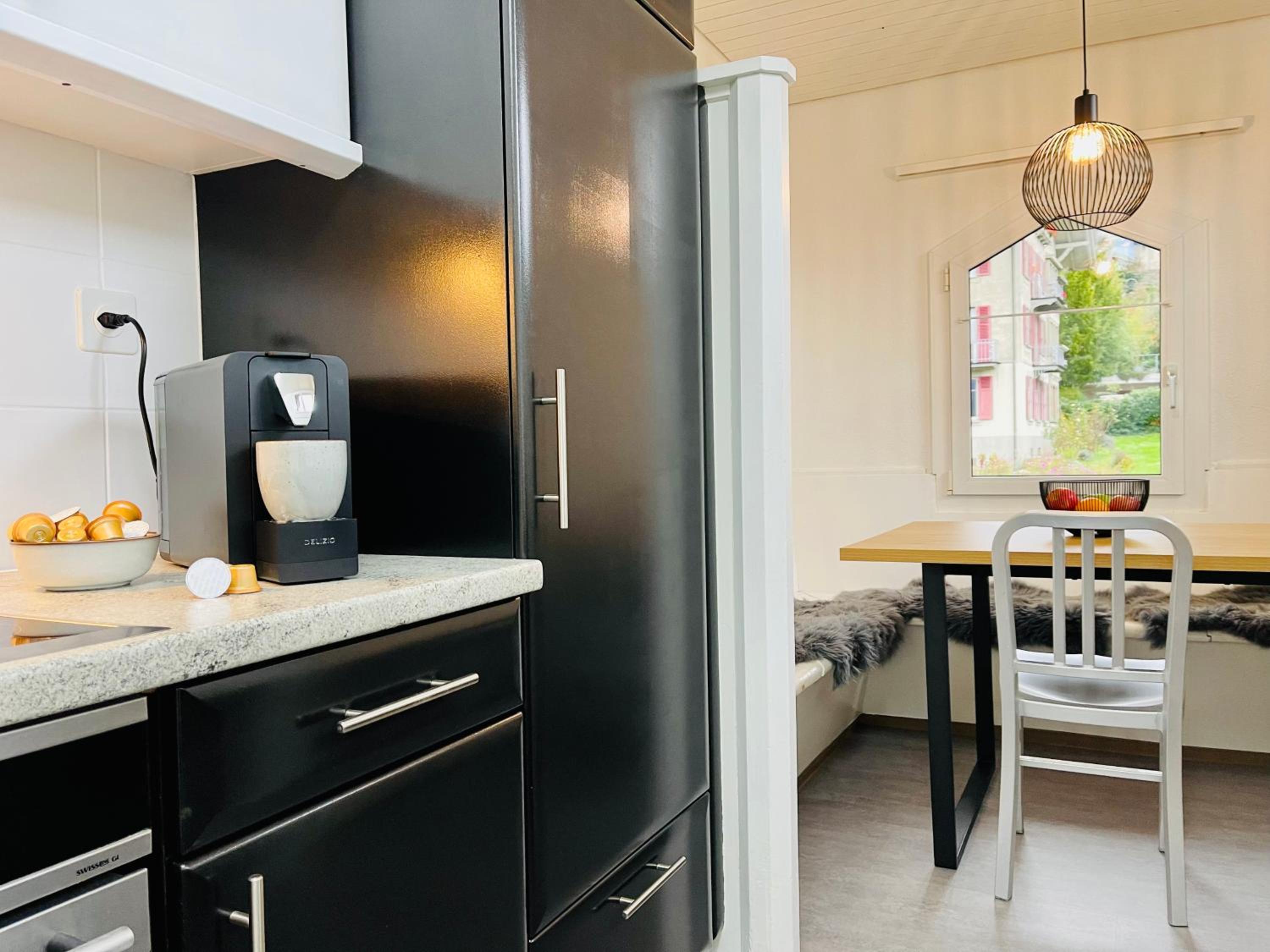 -The Urbanist- Lakeview Free Parking 2BD Fast WiFi view 4