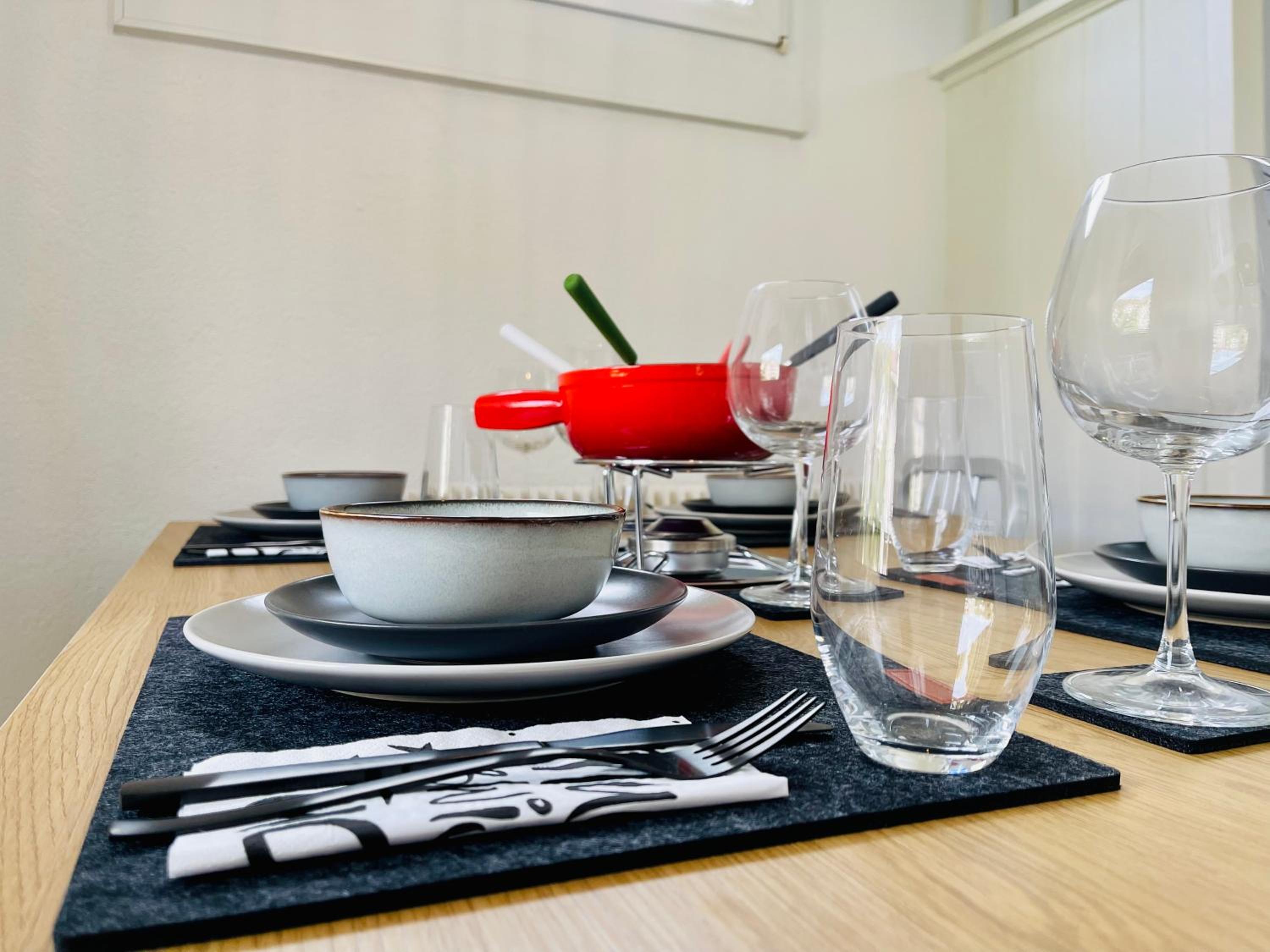 -The Urbanist- Lakeview Free Parking 2BD Fast WiFi view 5