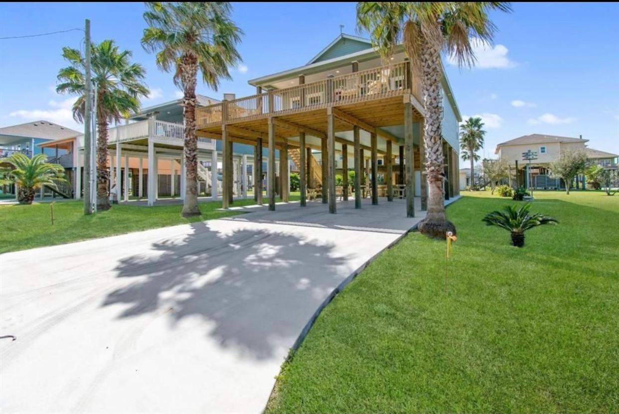 Reduced rate! The Wave of it All Tiki Bar Walk to the beach view 2