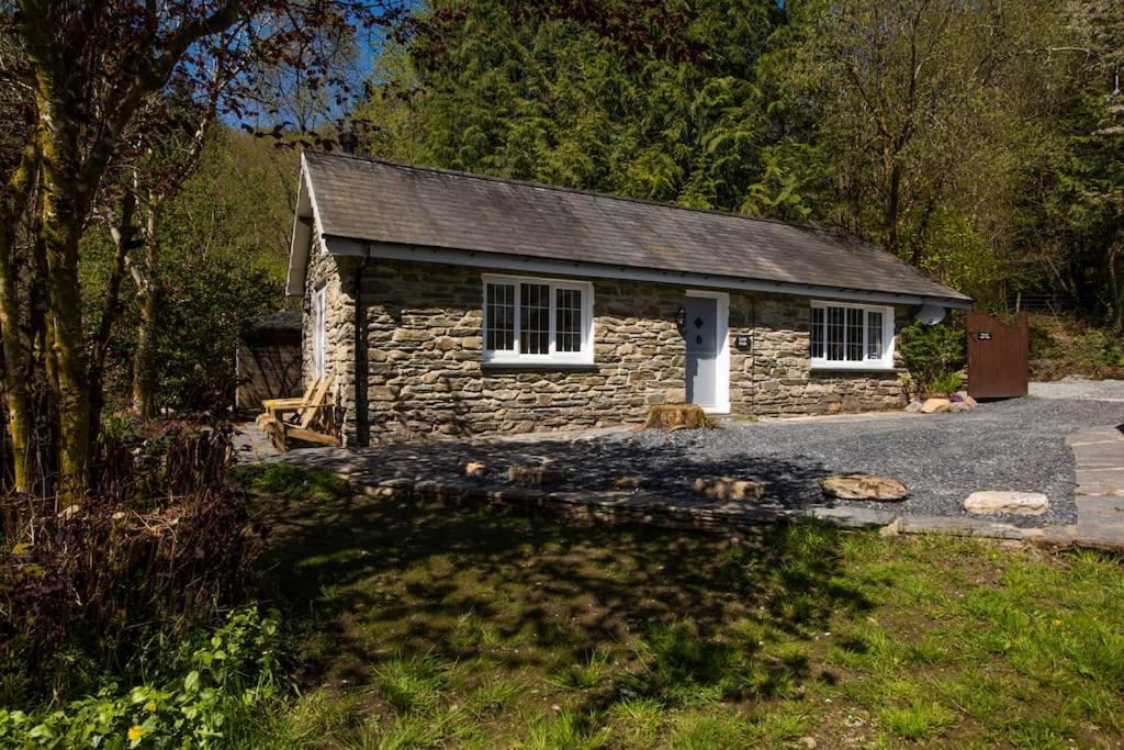 Luxurious Riverside Cottage in Snowdonia National Park