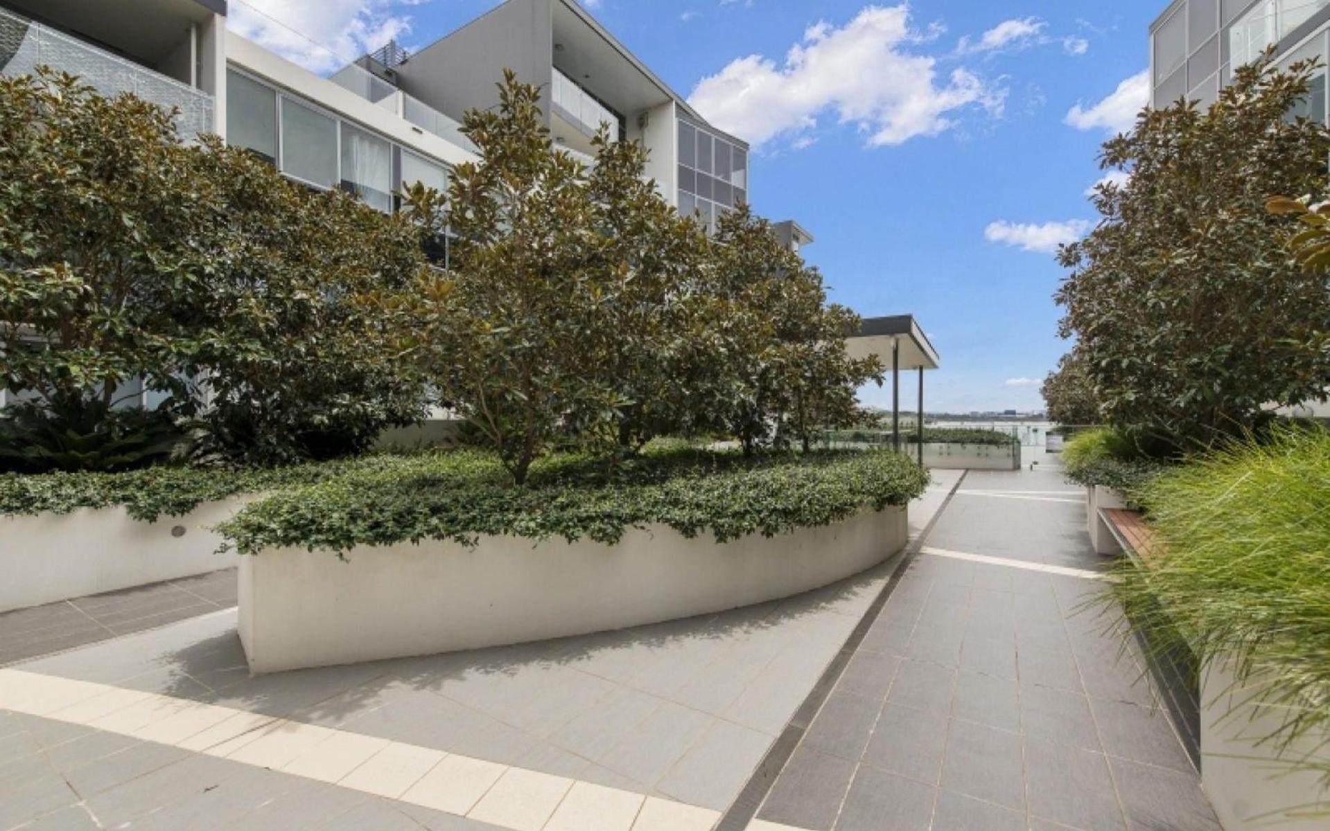 Hotel Lakefront 116 Kingston ACT - Image 1