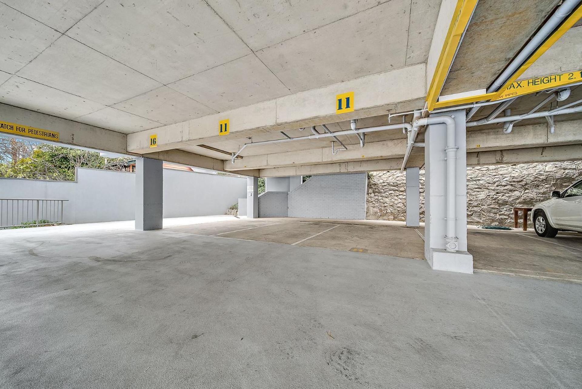 Summit 11 - Modern 3BR Apartment l Stunning Lake Views l WiFi l BBQ l Air-Con