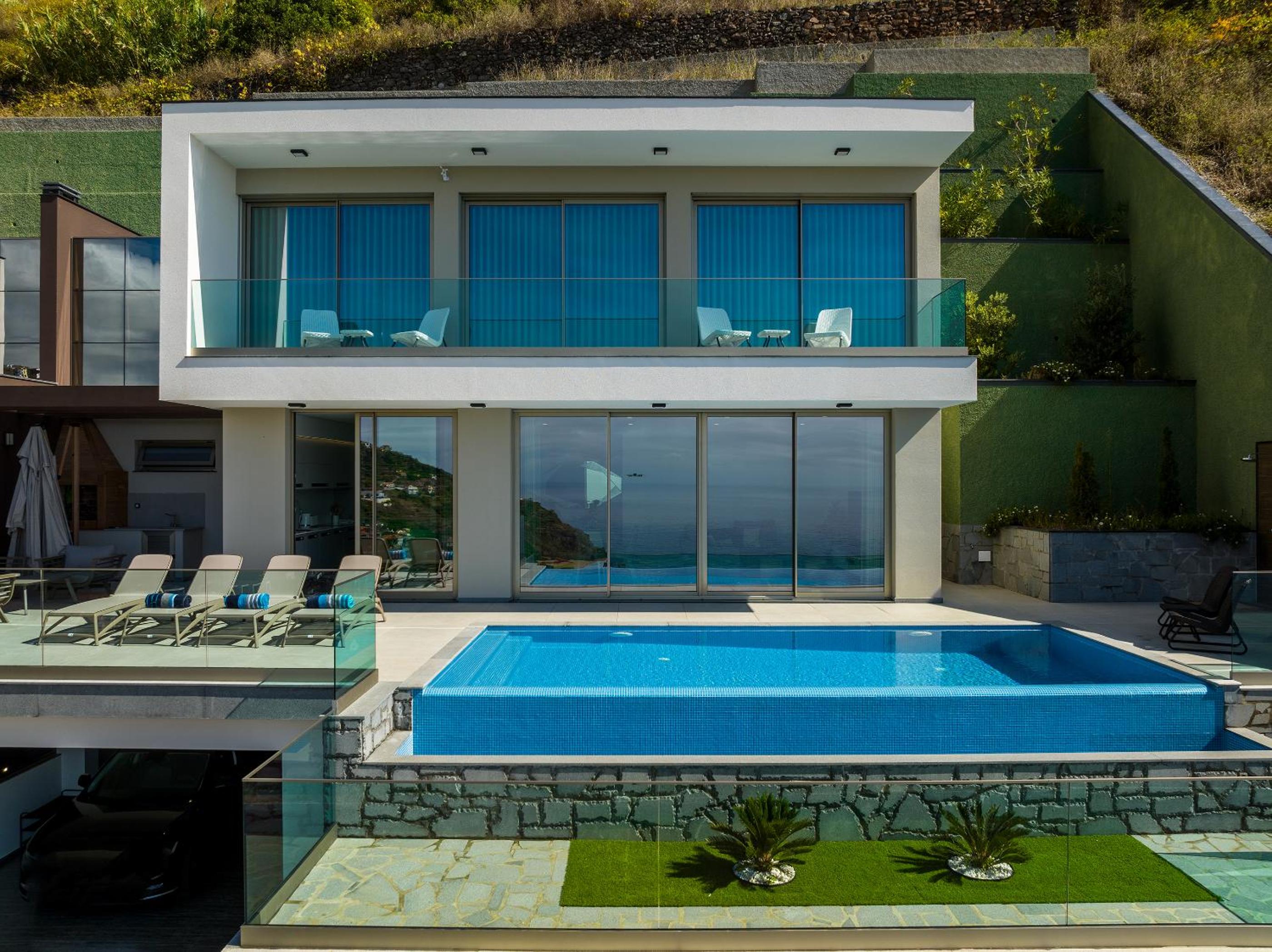 Luxury Villa Bianca by Holiday Rental Madeira view 4