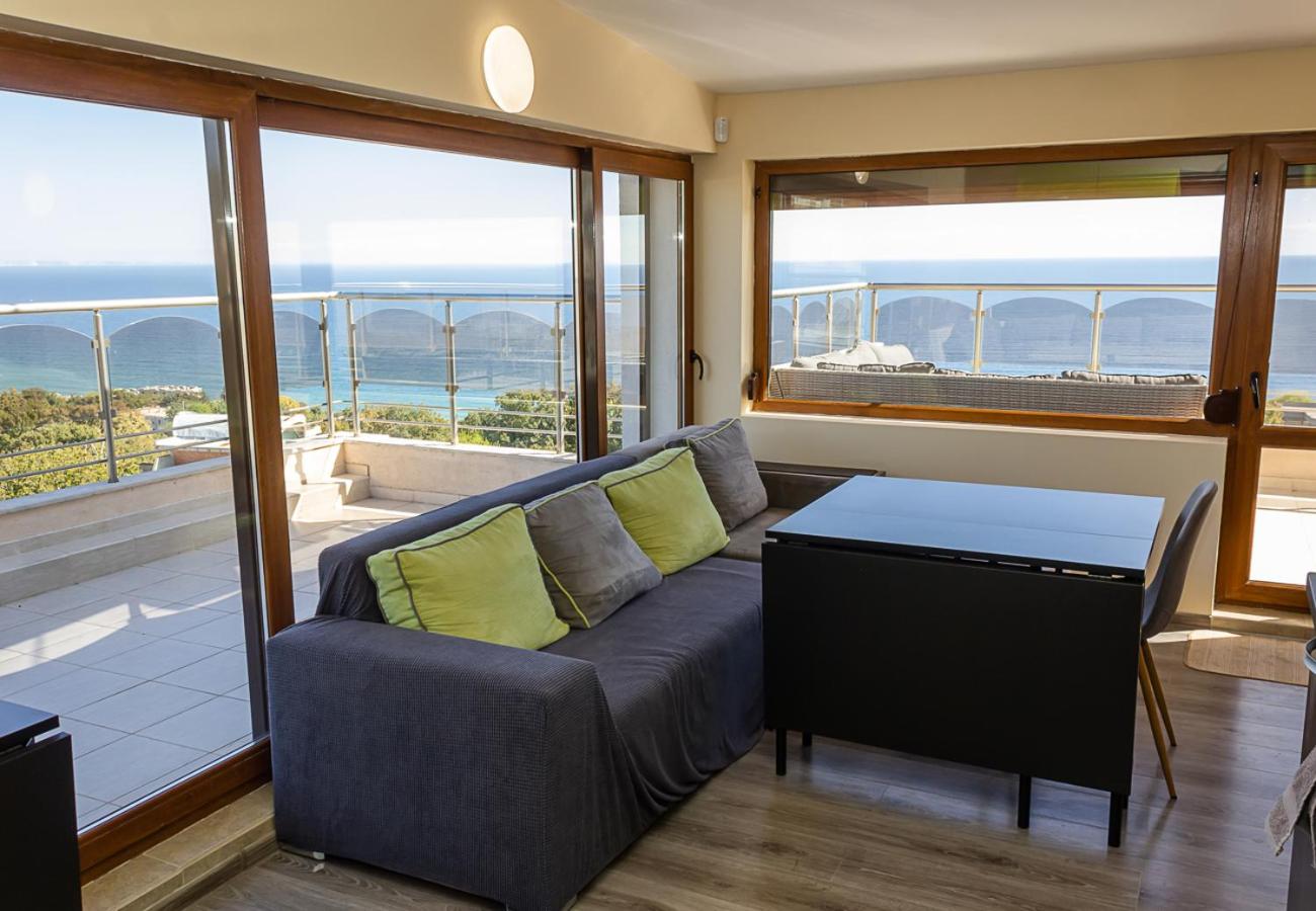 Spacious 3BD Flat with Large Terrace & Sea View by Flat Mаnager view 3