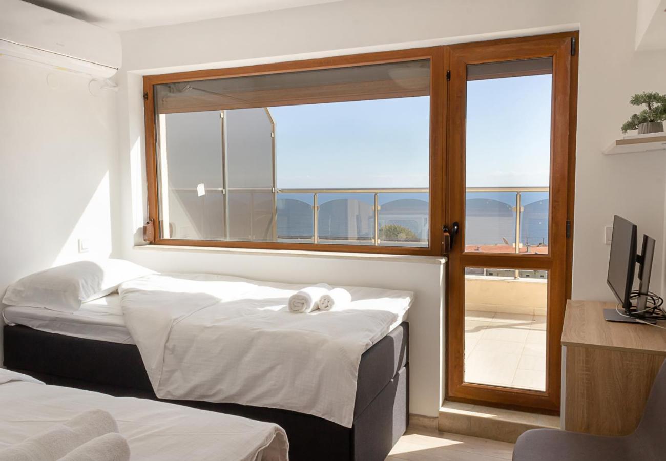Spacious 3BD Flat with Large Terrace & Sea View by Flat Mаnager view 4