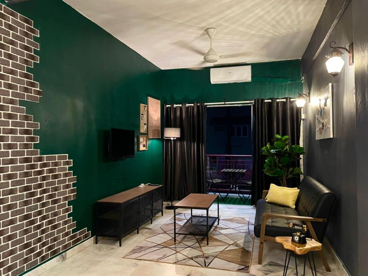 The Berlian Guesthouse - Teluk Kemang - 2 bedrooms apartmens with pool view photo 4