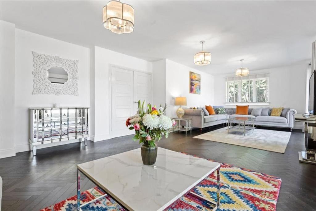 Hampshire gated home in exclusive location view 2