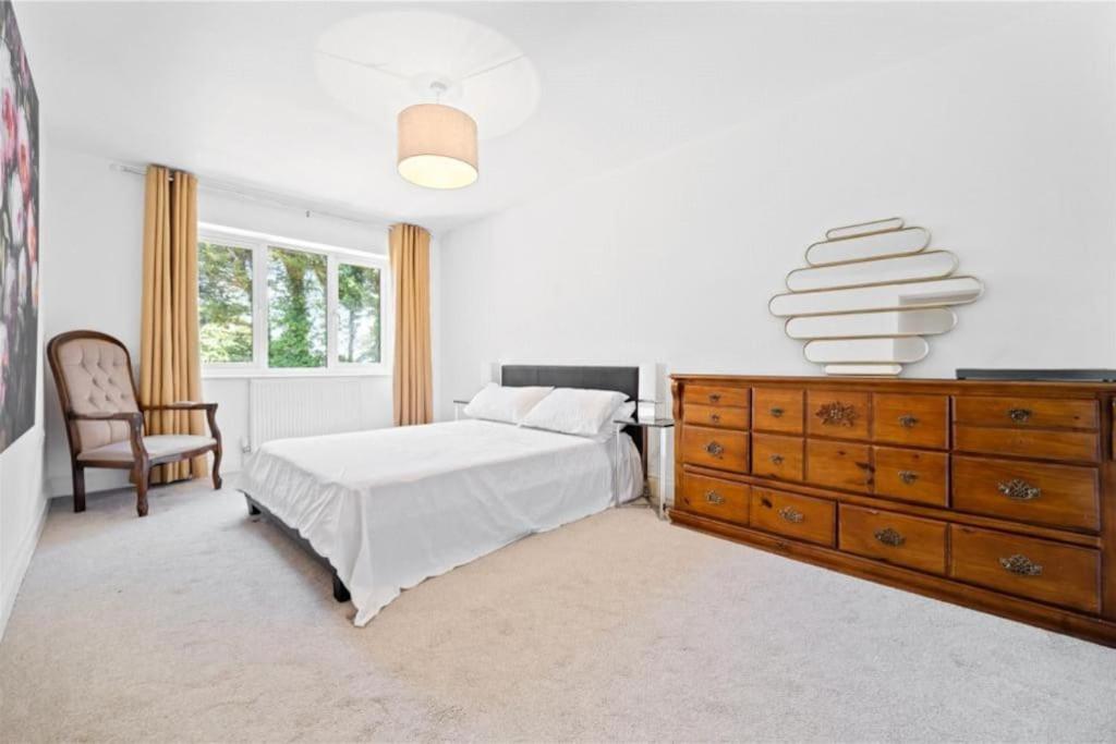Hampshire gated home in exclusive location view 3