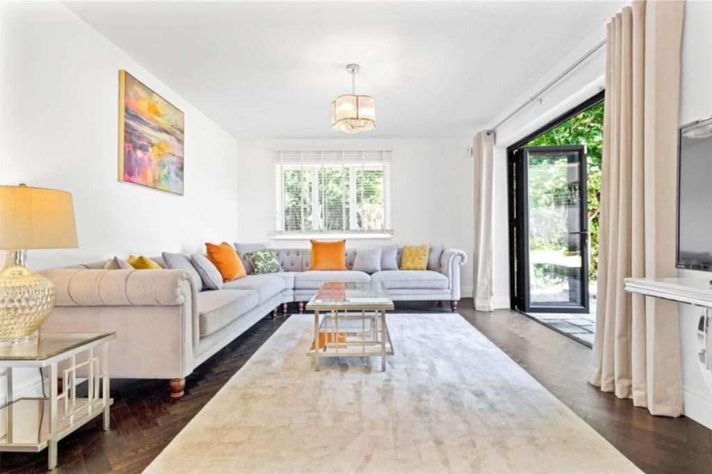 Hampshire gated home in exclusive location view 4