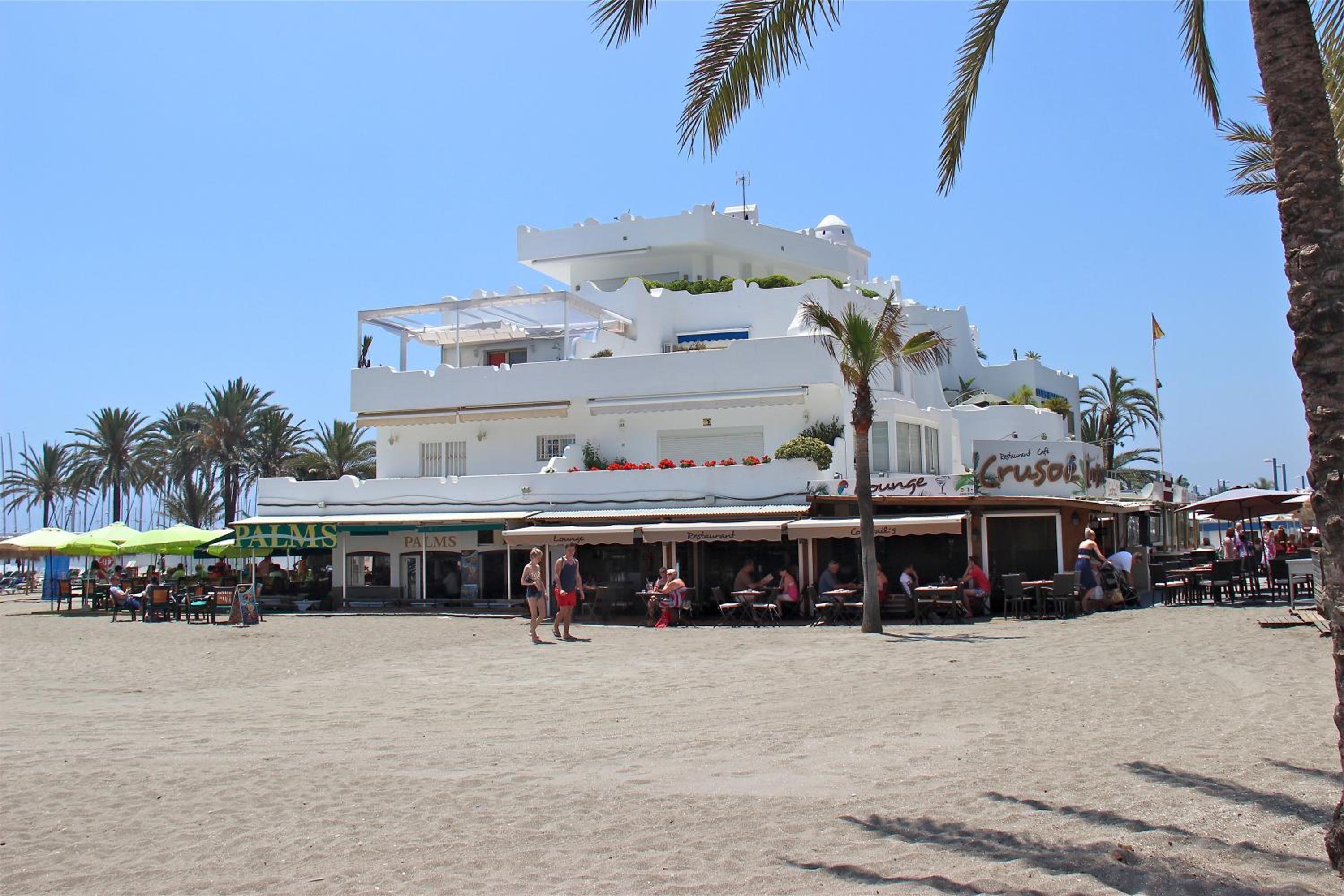 Deluxe Apartment on the Beach