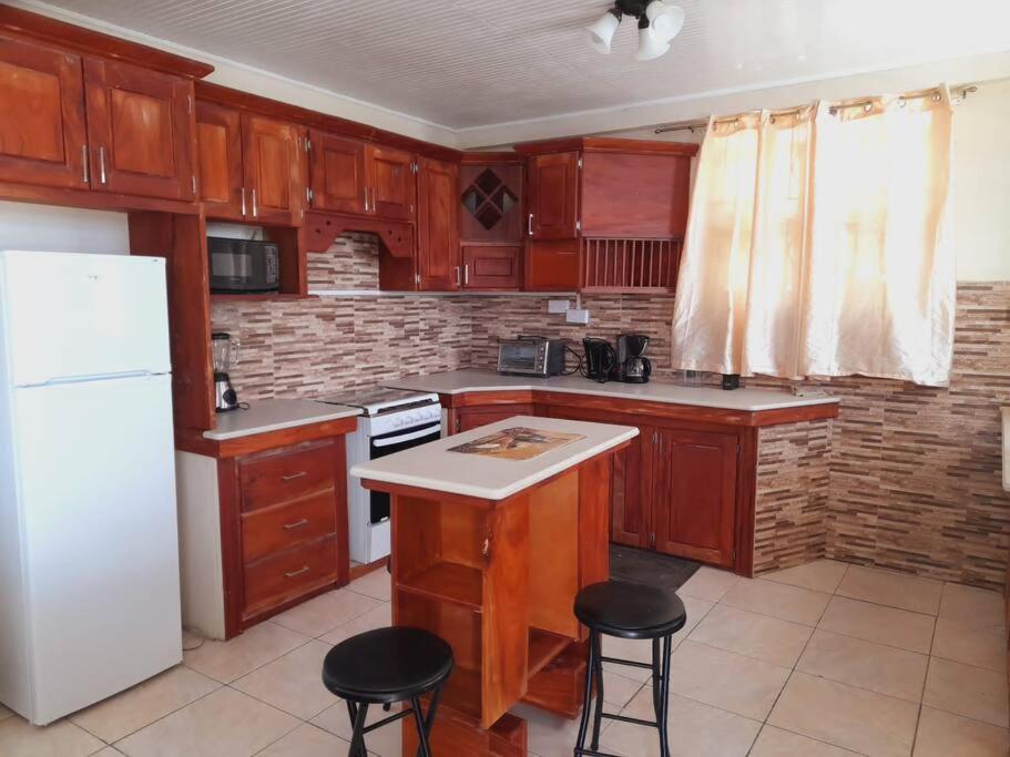 Air Conditioned House With Ocean And Garden View