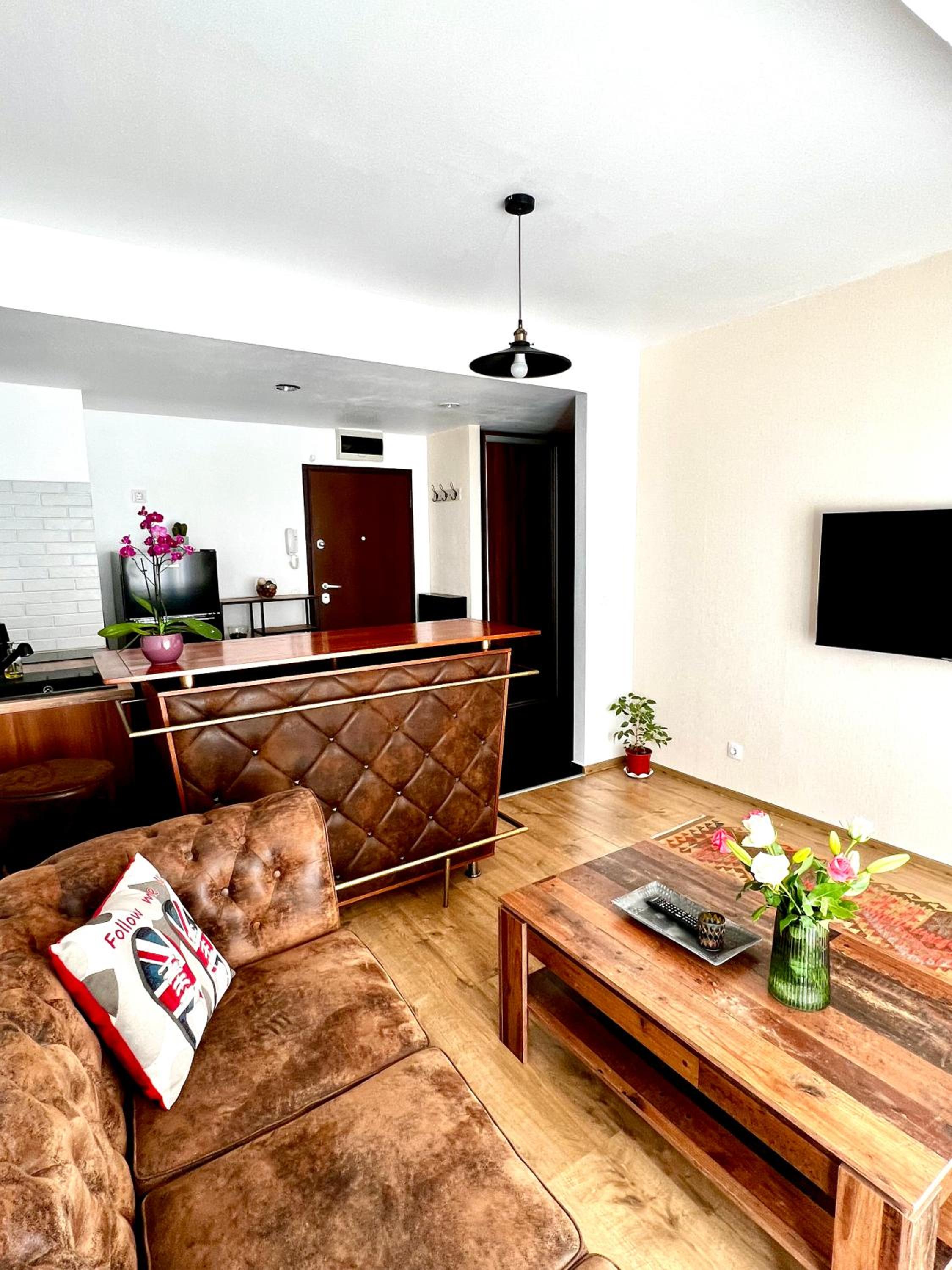 WOOD STORY - Modern 1BR Apt near city center with parking view 2