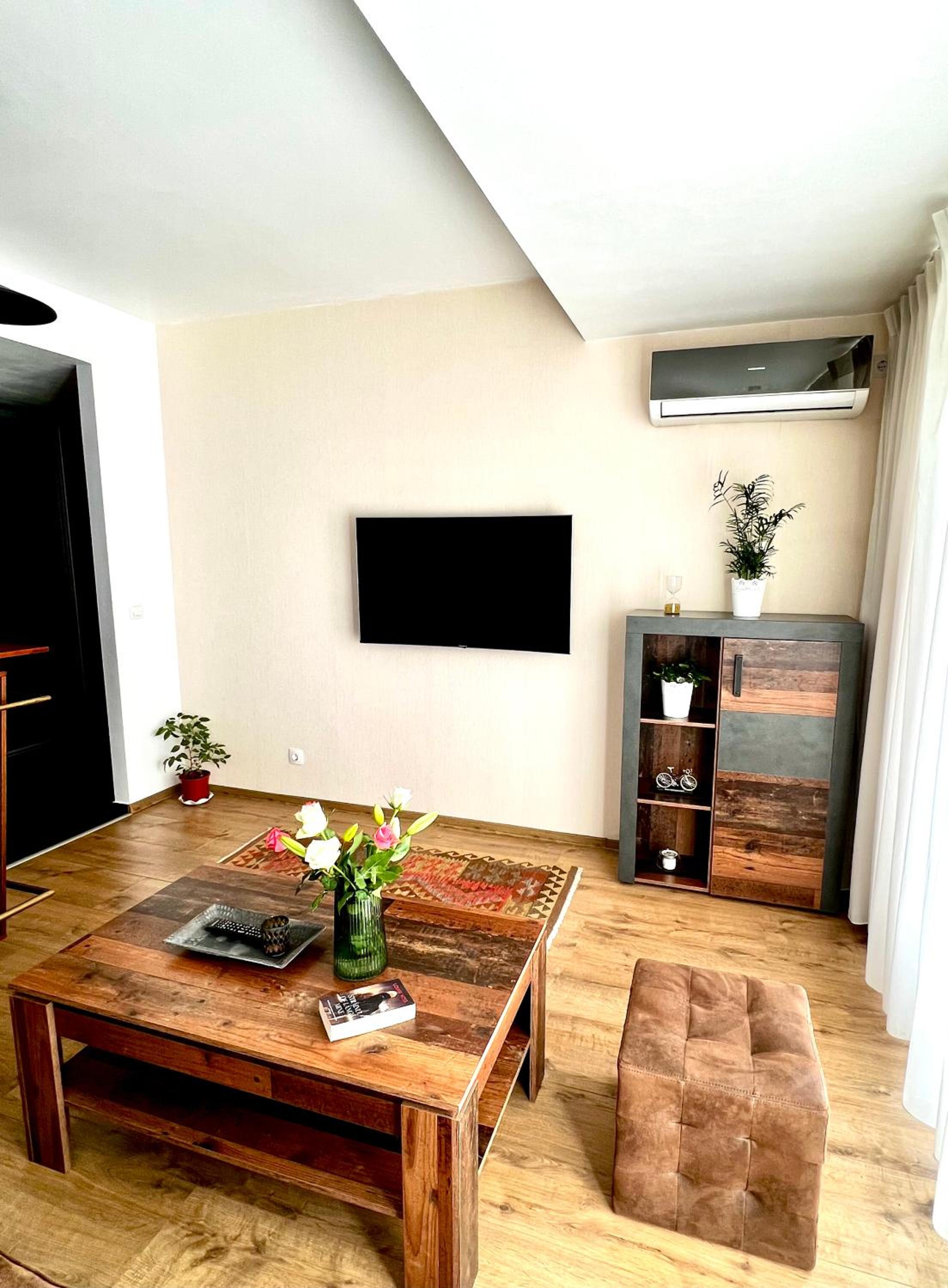 WOOD STORY - Modern 1BR Apt near city center with parking view 3