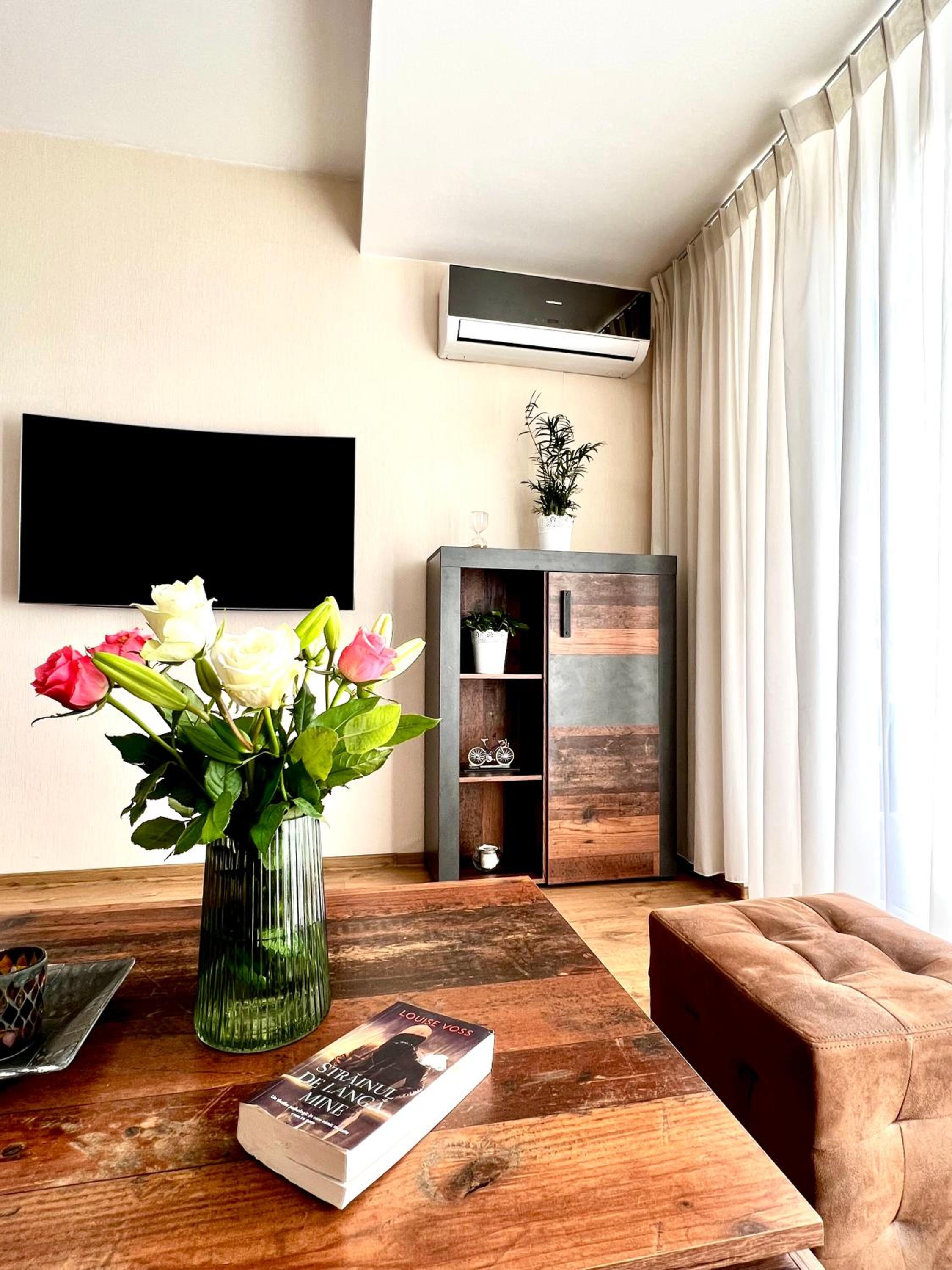 WOOD STORY - Modern 1BR Apt near city center with parking view 5