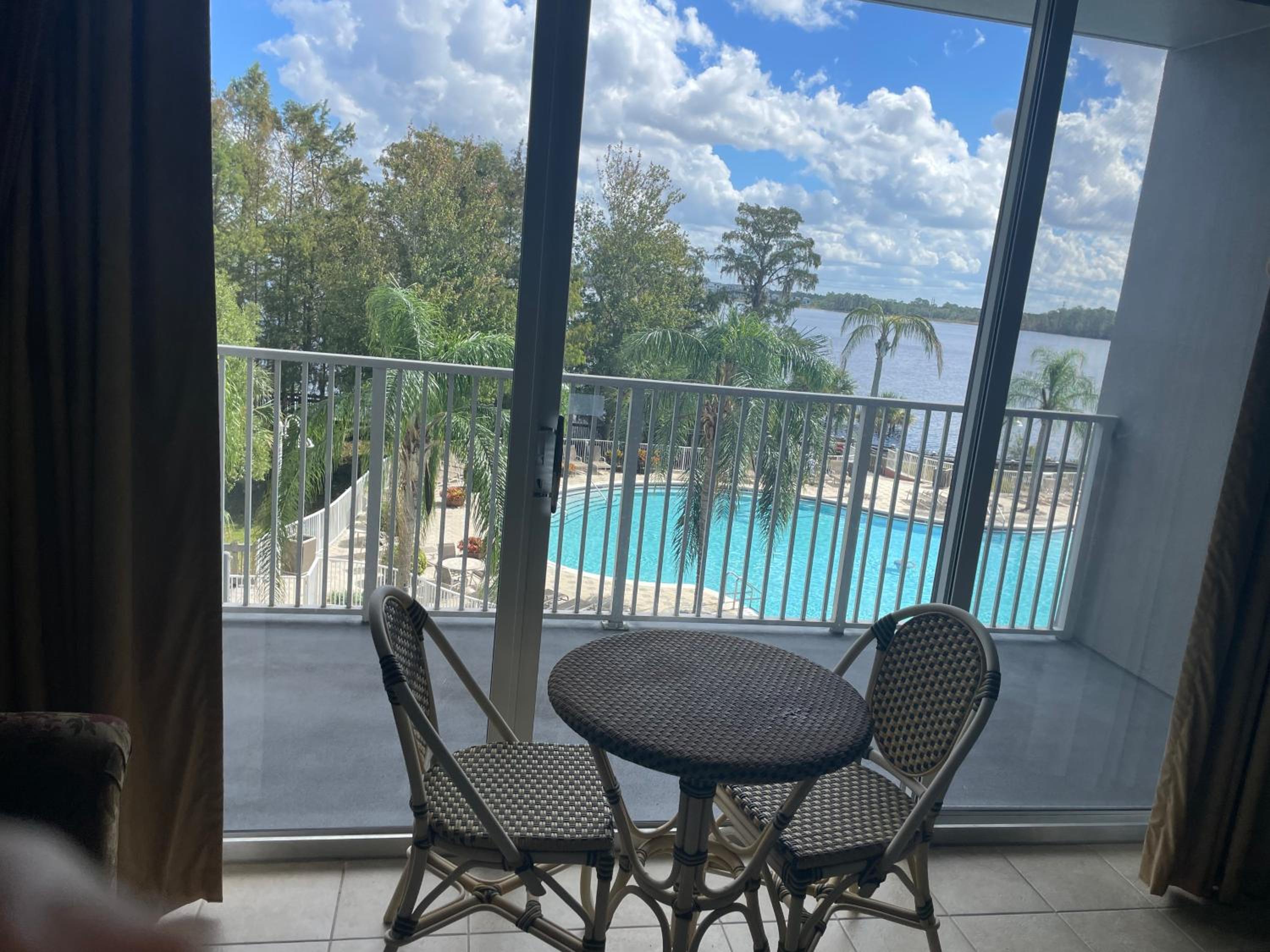 Disney 1 mile , Blue Heron 1 room 2 bath,amenities,6 guests, walk to restaurants, no fees at check in or check out