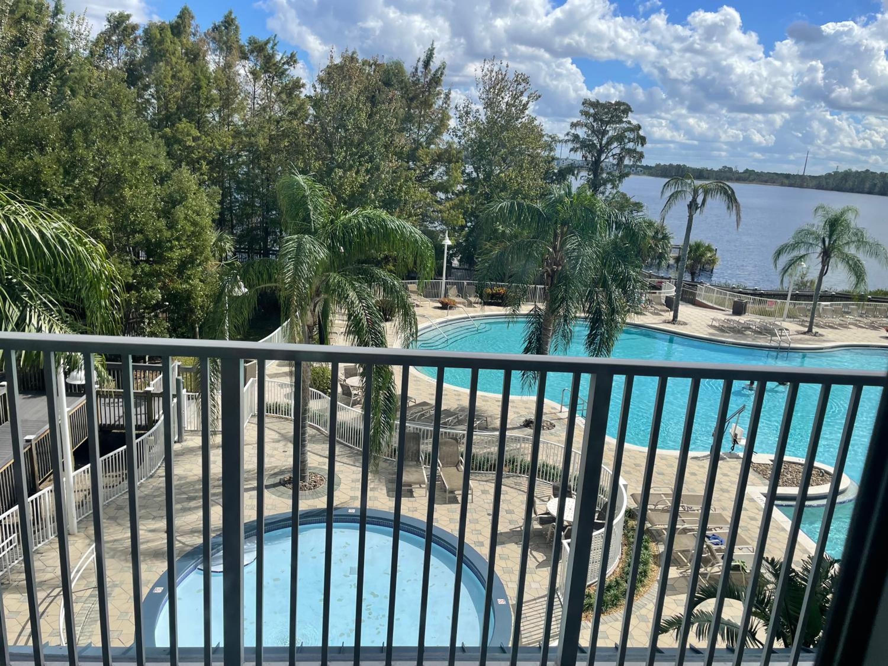Disney 1 mile , Blue Heron 1 room 2 bath,amenities,6 guests, walk to restaurants, no fees at check in or check out