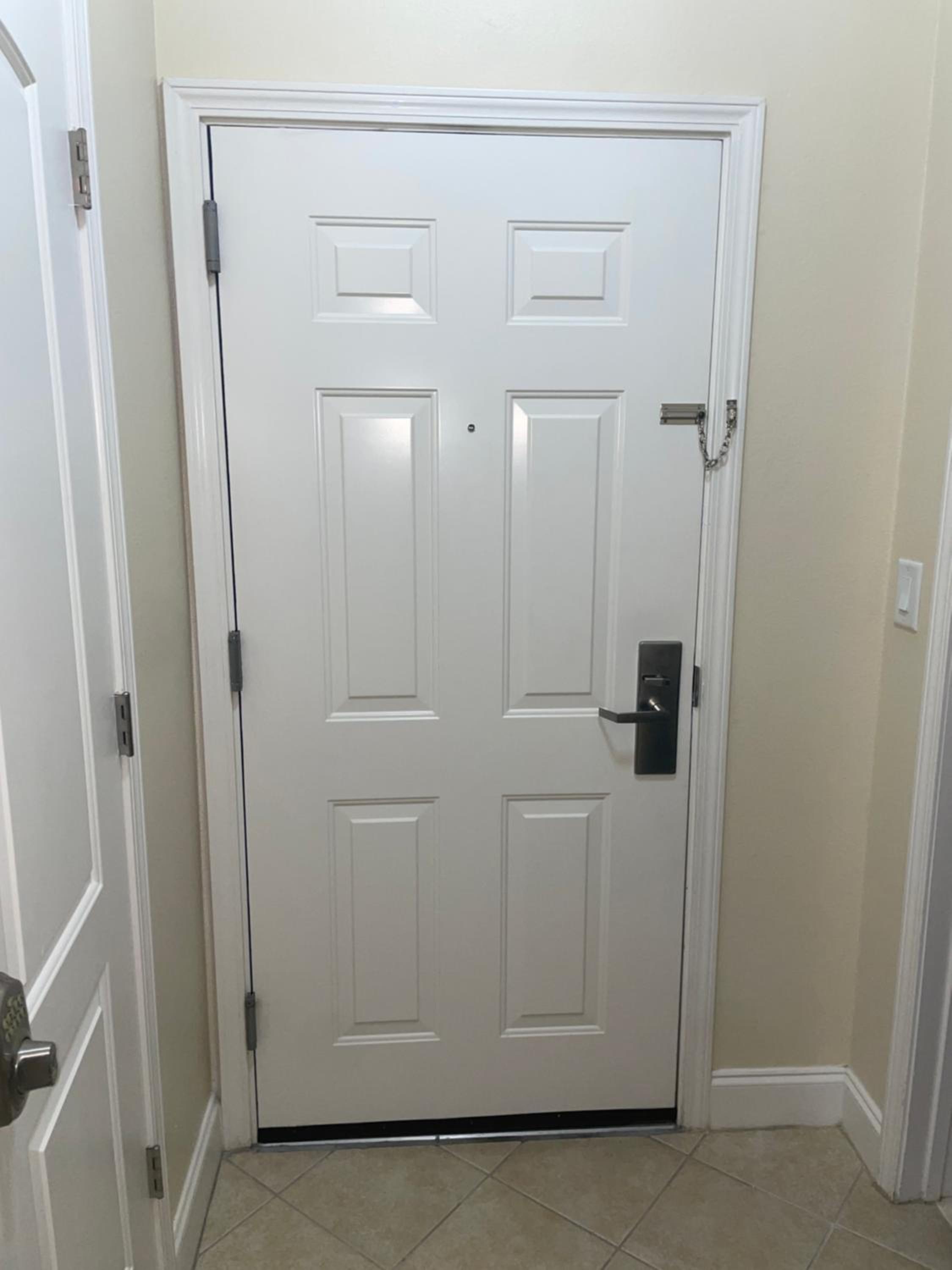 Disney 1 mile , Blue Heron 1 room 2 bath,amenities,6 guests, walk to restaurants, no fees at check in or check out